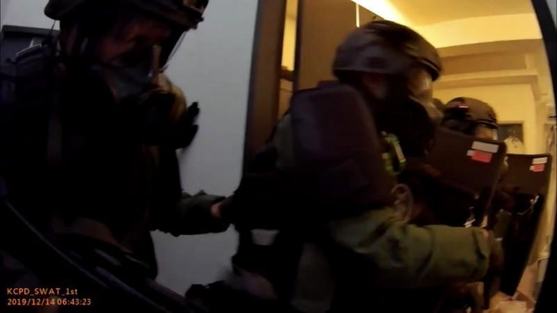 警方攻堅吳嫌藏匿的套房,將身中2槍的他逮捕後送醫。(翻攝畫面)