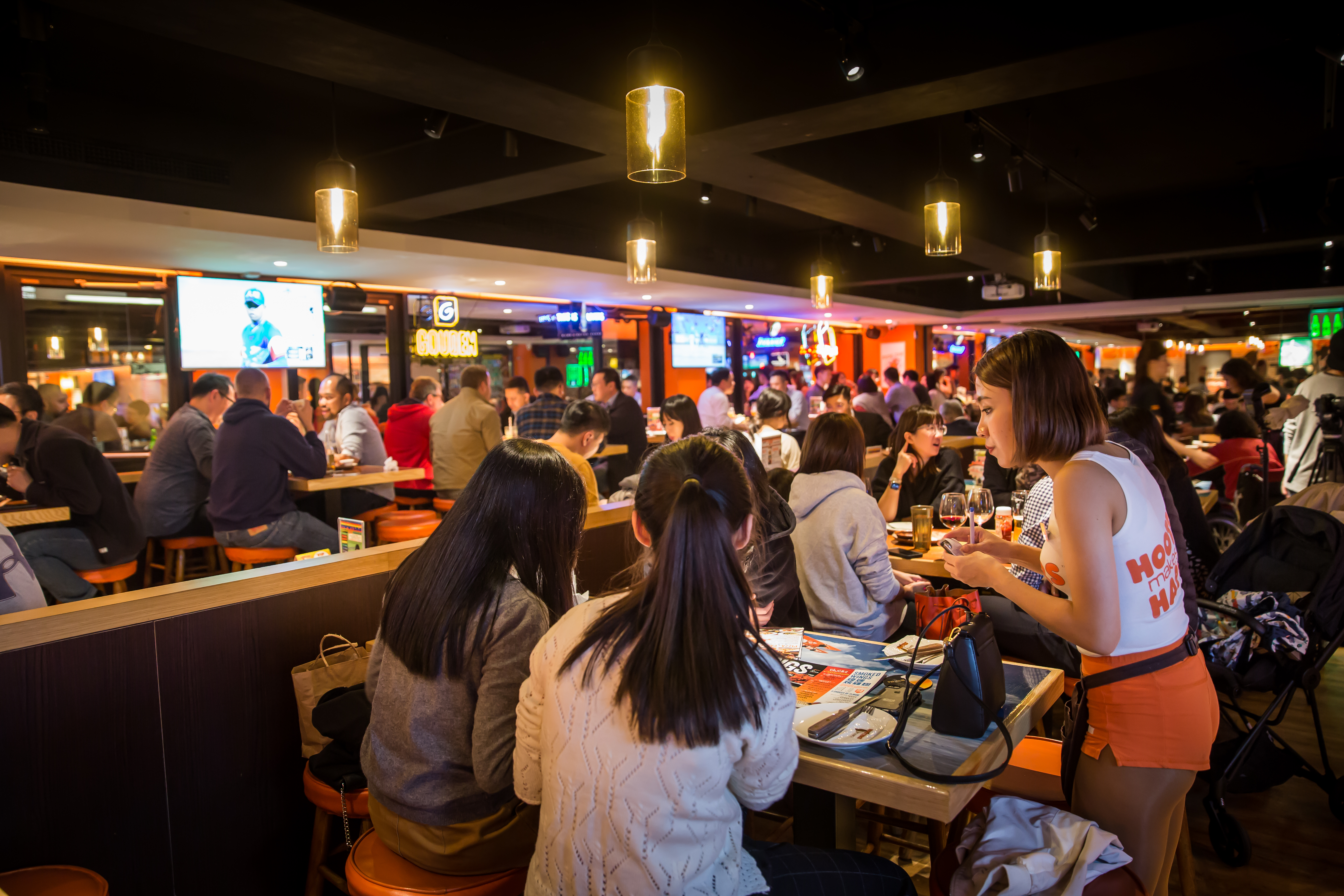 位在南京商圈的台北慶城店,開店至今已22年,仍經常爆滿,更是全亞洲生意最好的一家Hooters餐廳。
