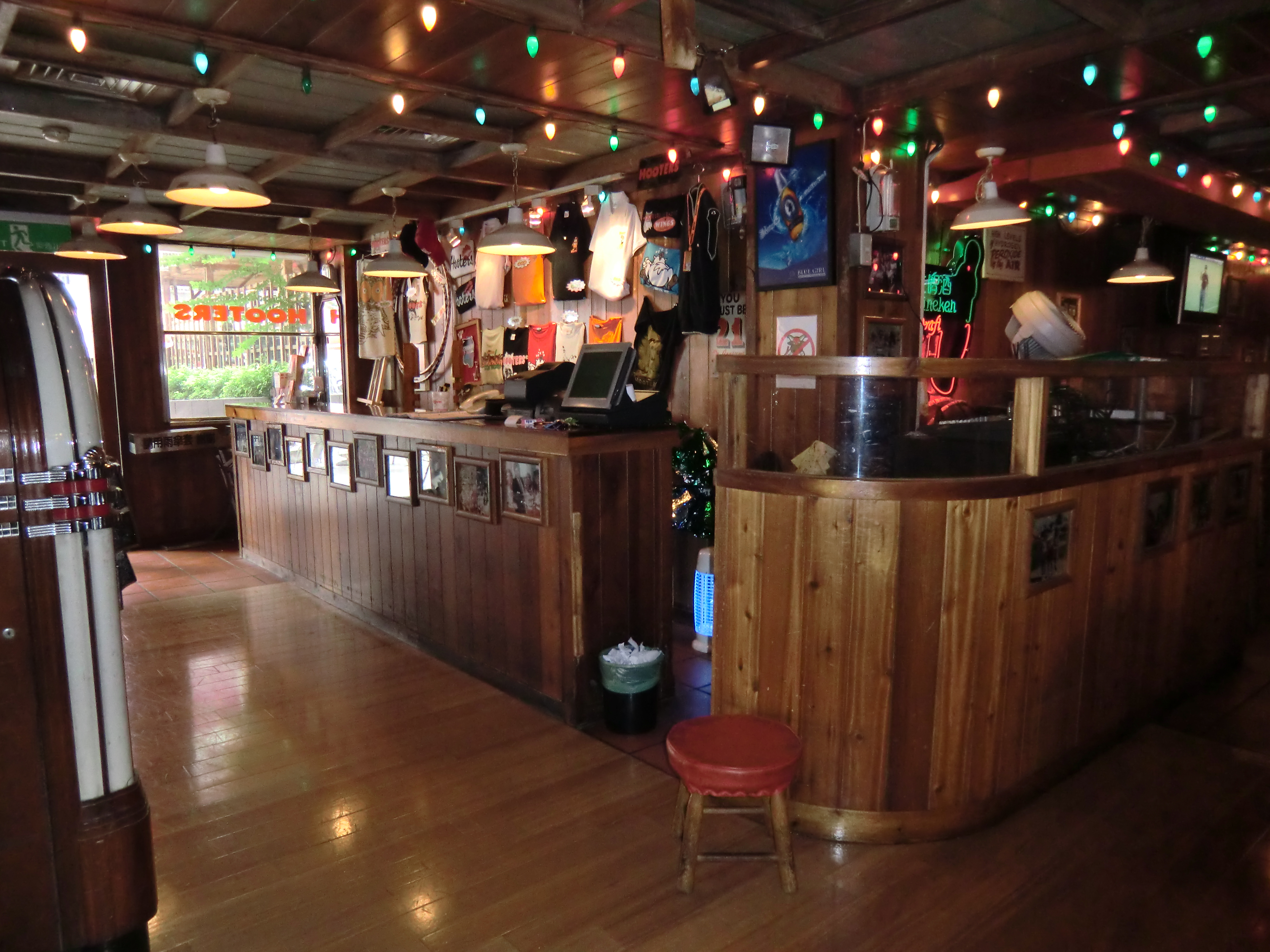 1997年台北Hooters在慶城街開幕,早期的Hooters裝潢完全是美國鄉村風。