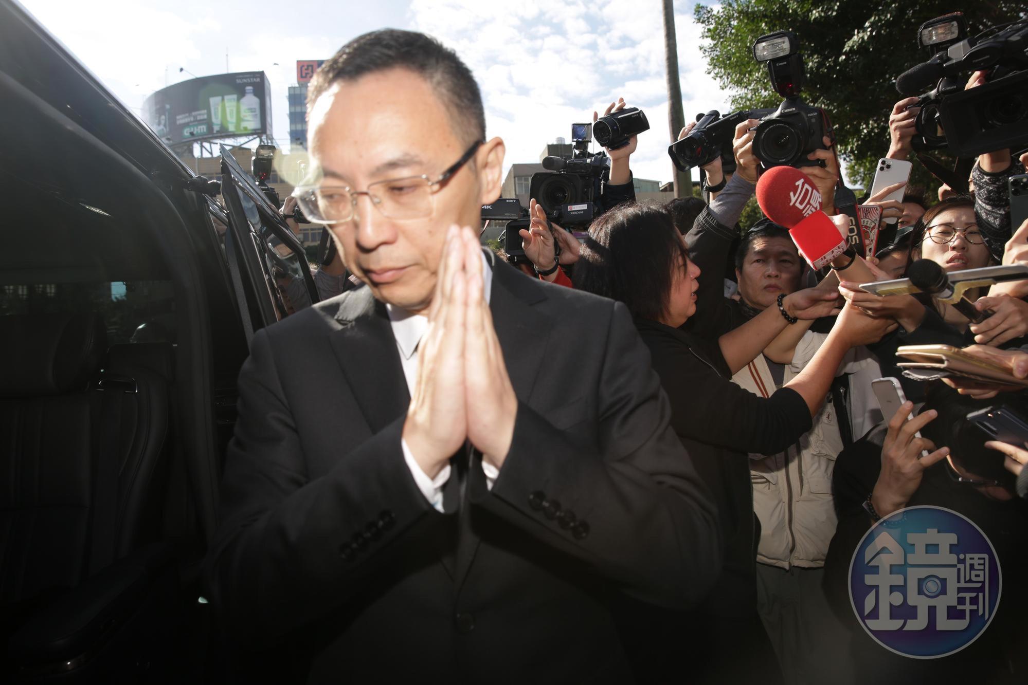 浙江衛視總監最後雙手合十向媒體致意後離開。