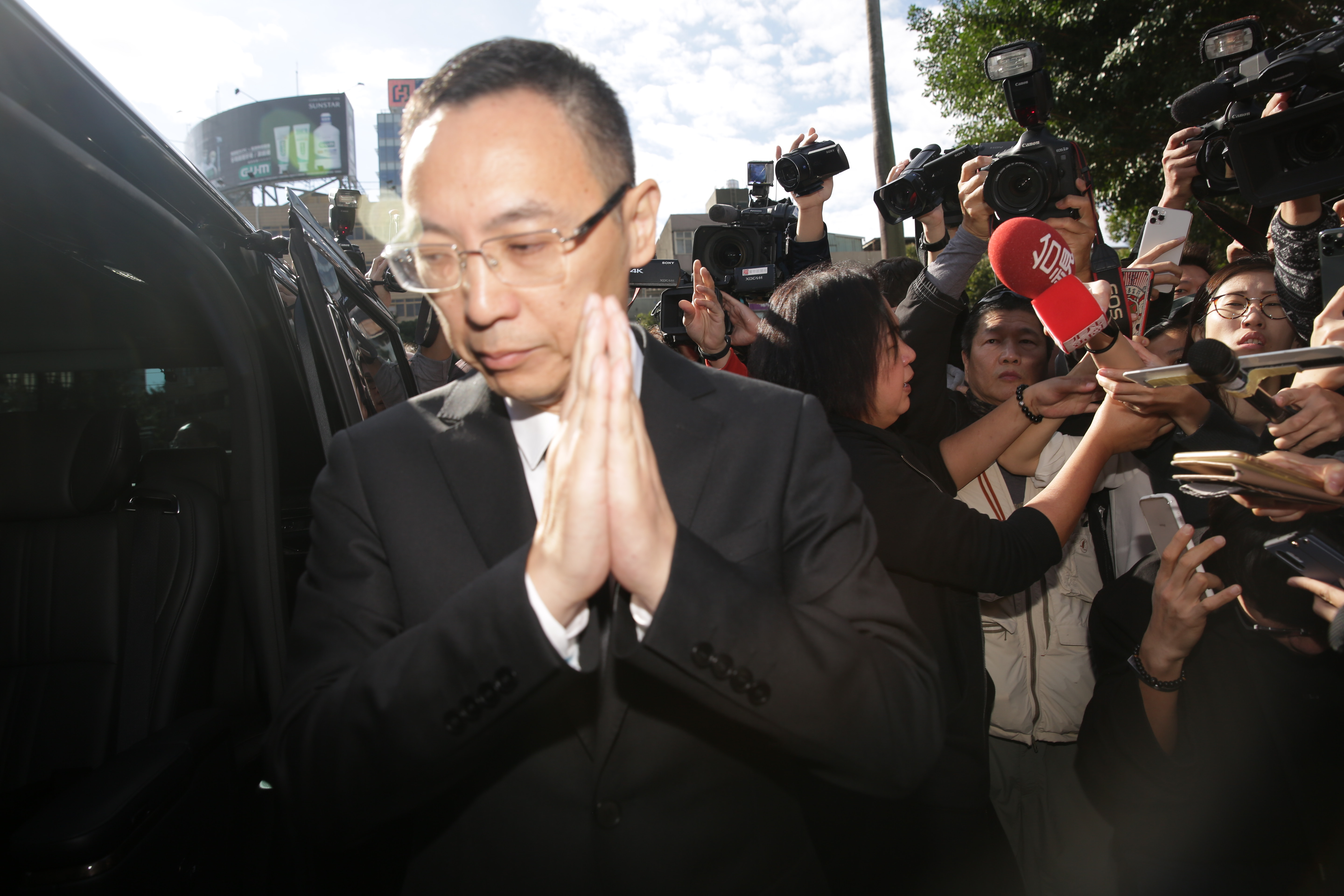 浙江衛視總監最後雙手合十向媒體致意後離開。