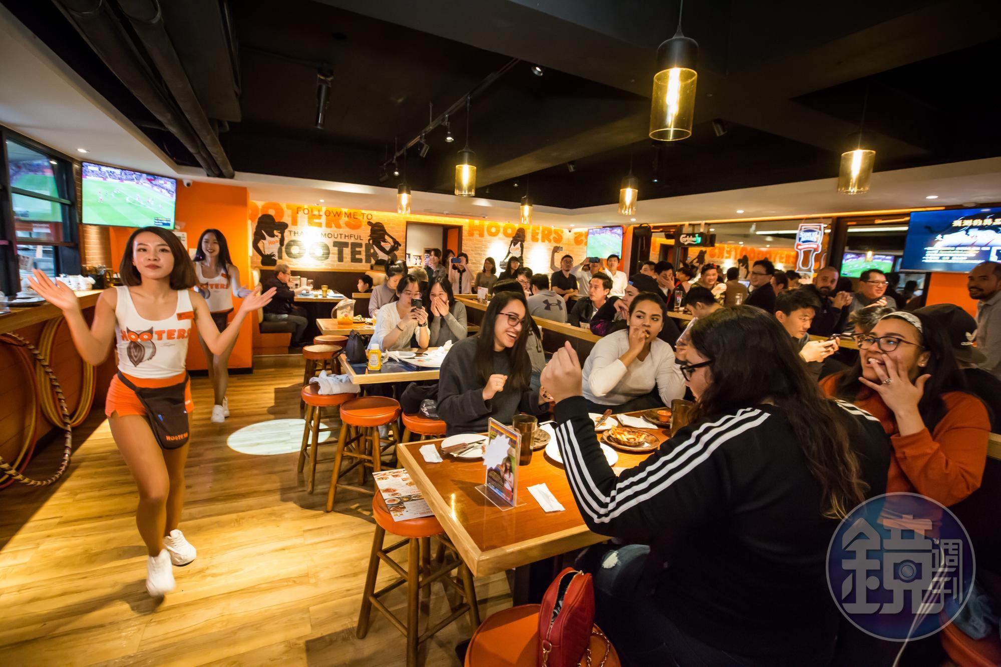 店內女客比例也很高，劉世章特別要求Hooters girl更要服務女客。