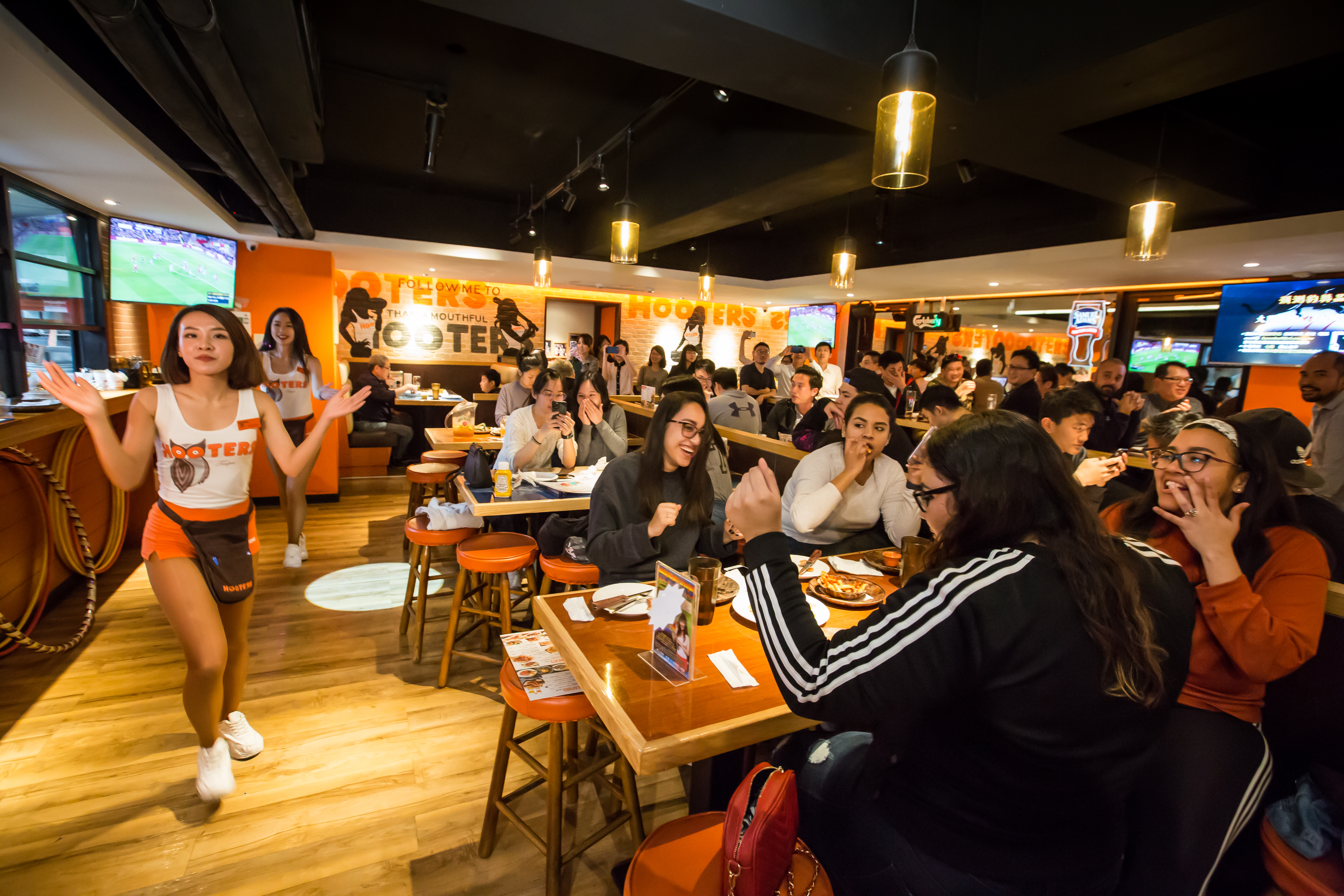 店內女客比例也很高,劉世章特別要求Hooters girl更要服務女客。