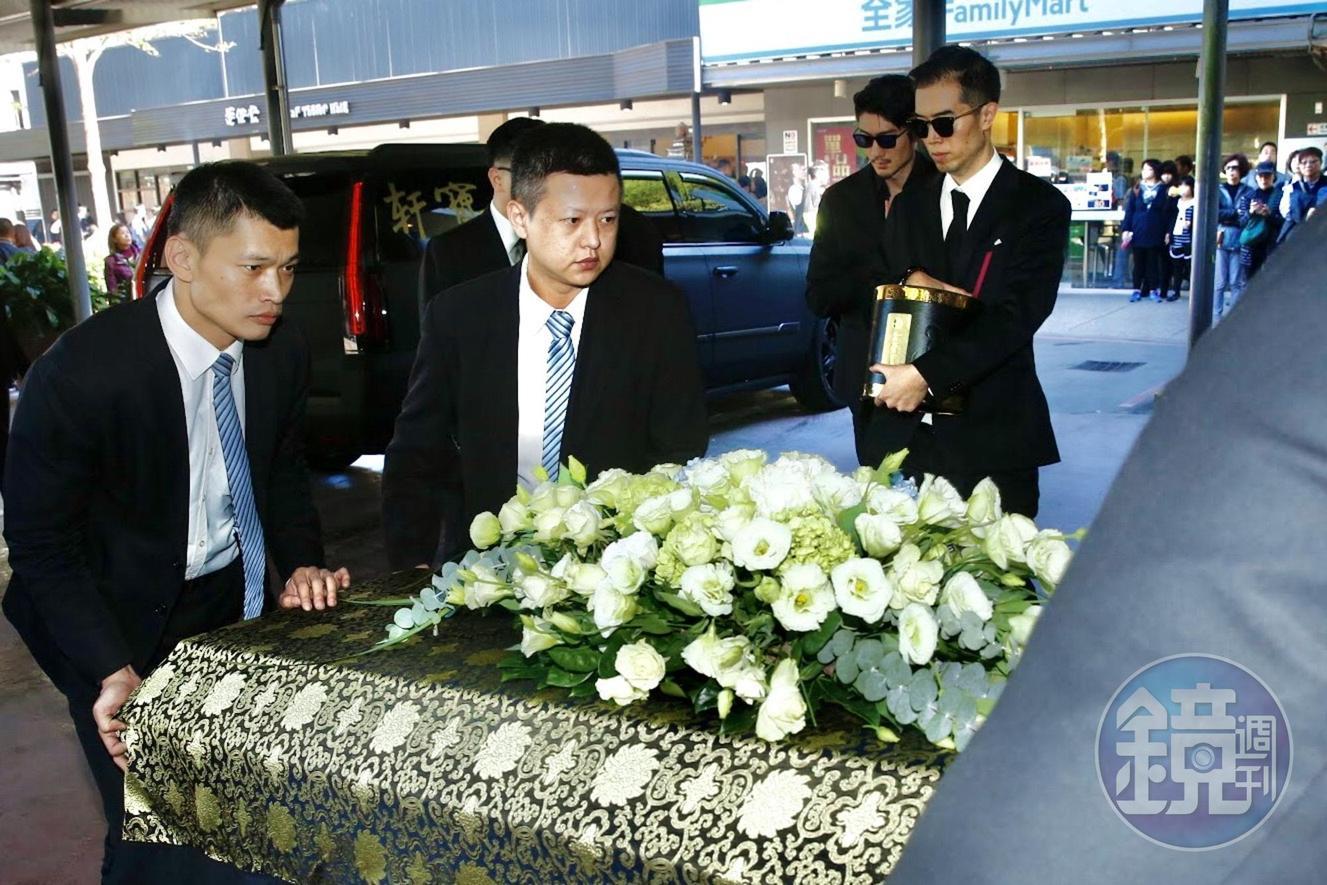 高以翔遺體在告別式完成後，在兩個哥哥陪伴下送往二殯火化。