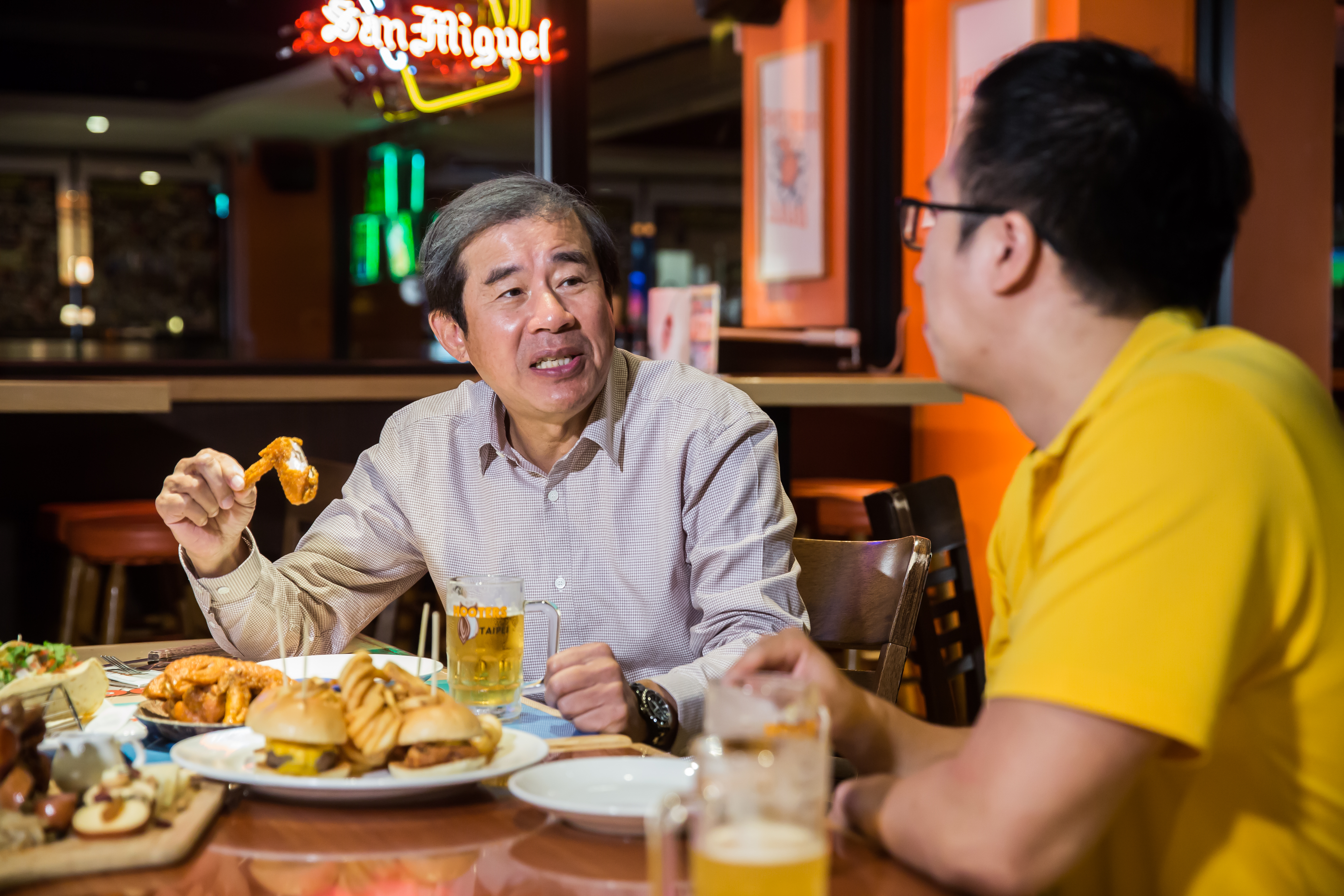 投資美式餐廳之前，劉世章只愛中餐及日本料理，現在他經常會到Hooters聚會用餐。