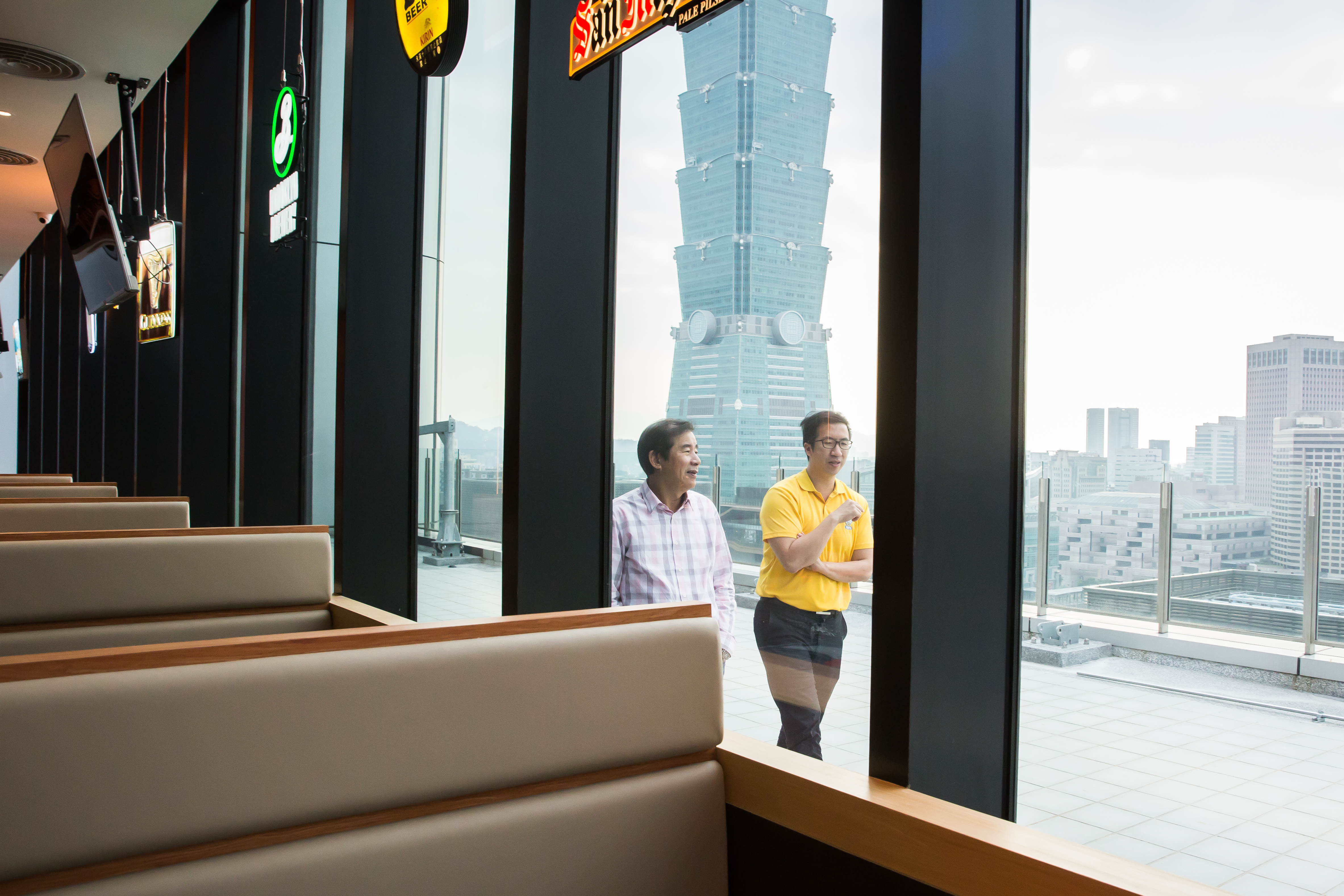 即將開幕的信義店，位在信義遠百A13頂樓，窗外有50坪大露臺，將設置戶外座位，台北101就在眼前。劉世章打包票，是看跨年煙火最好位置。