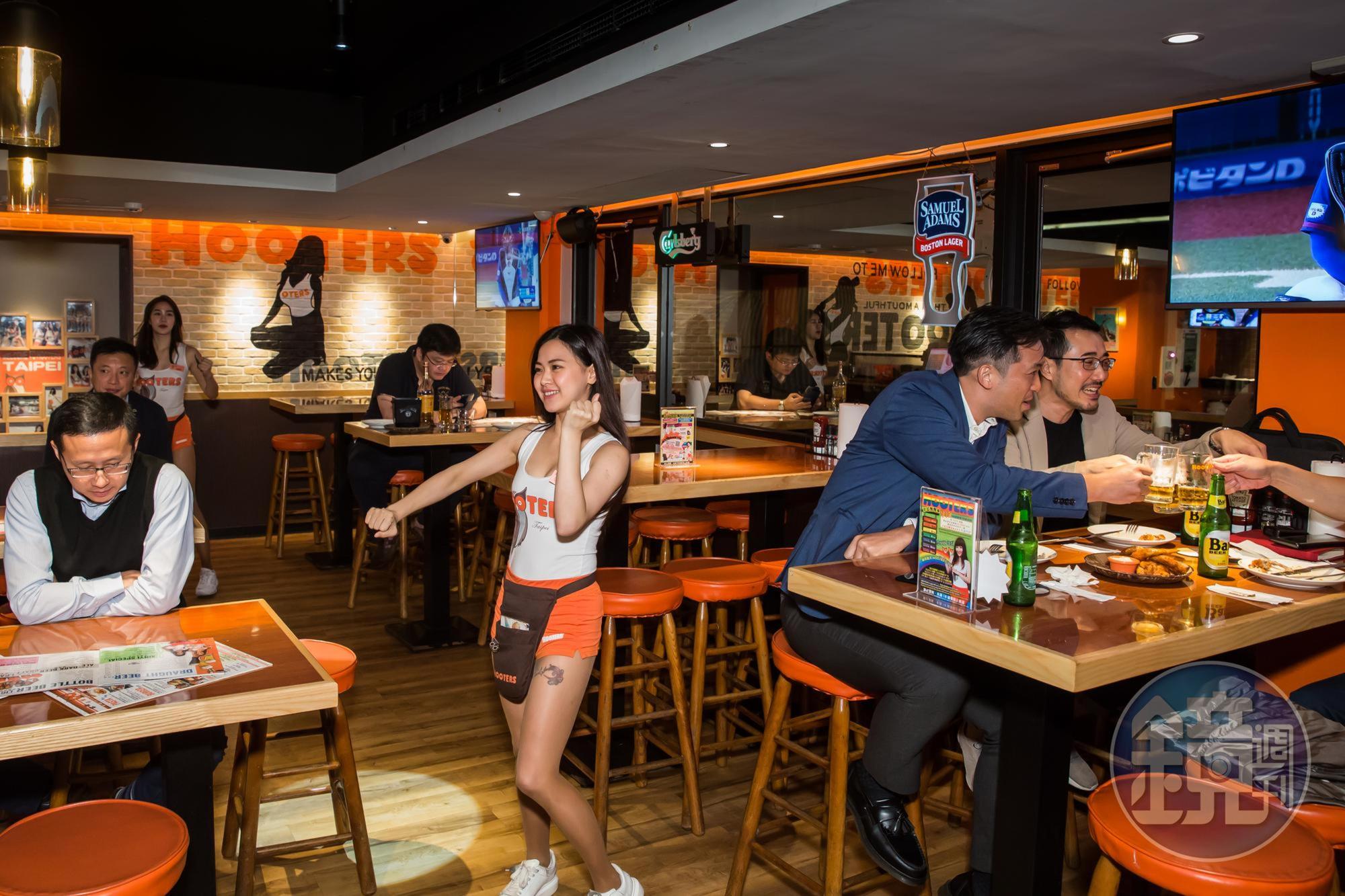 長相甜美的Hooters girl,總是會把活力帶到餐廳內。董事長劉世章認為,這種文化是發自內心,不是隨便可以模仿的。