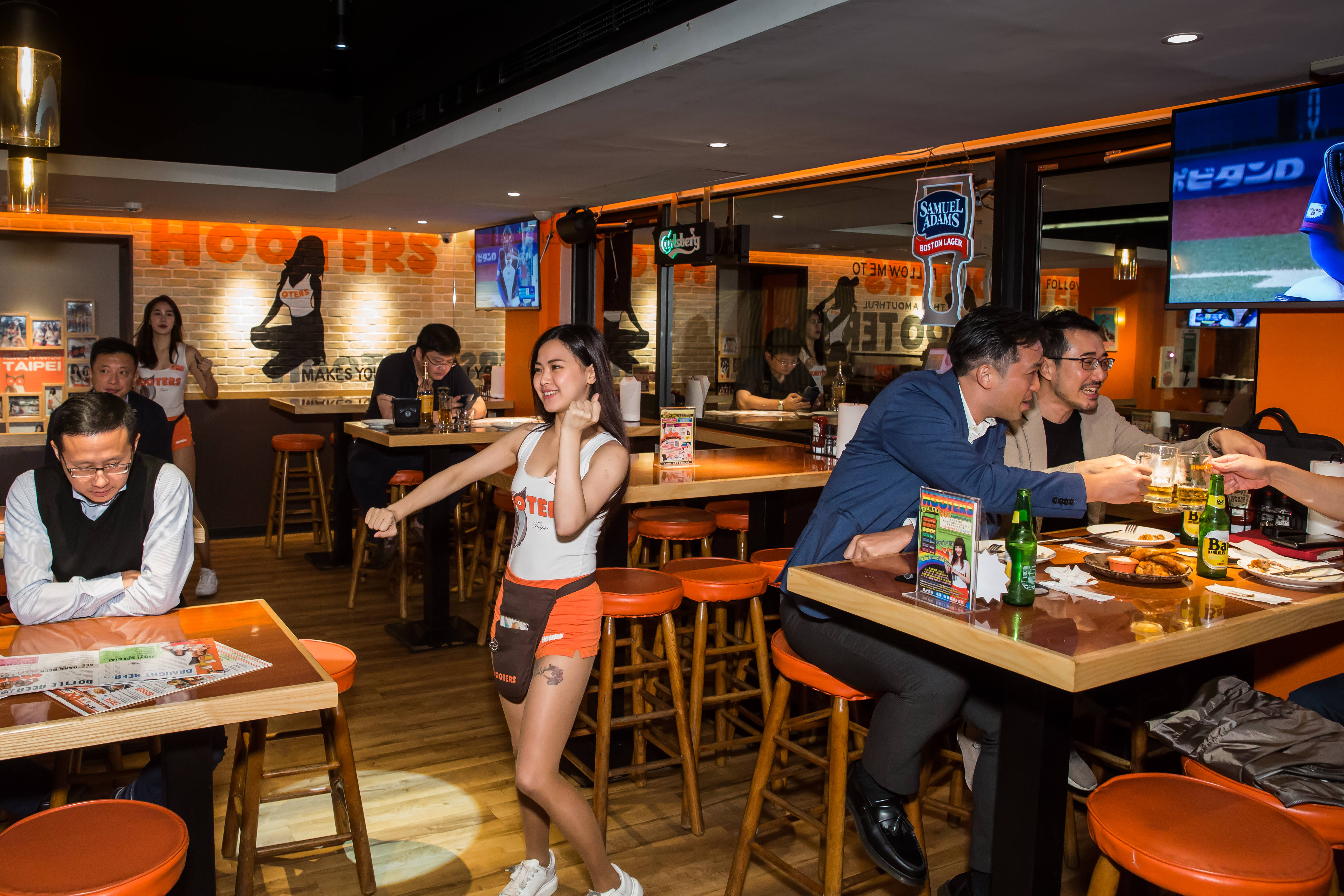 長相甜美的Hooters girl,總是會把活力帶到餐廳內。董事長劉世章認為,這種文化是發自內心,不是隨便可以模仿的。