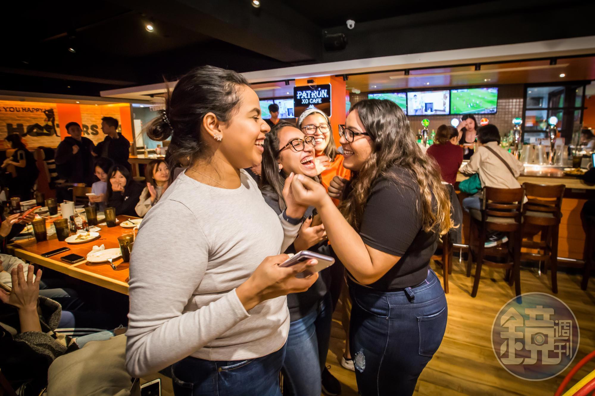 外國女孩來到Hooters慶城店,玩得非常開心。歡樂的氛圍跟一般餐廳很不一樣。