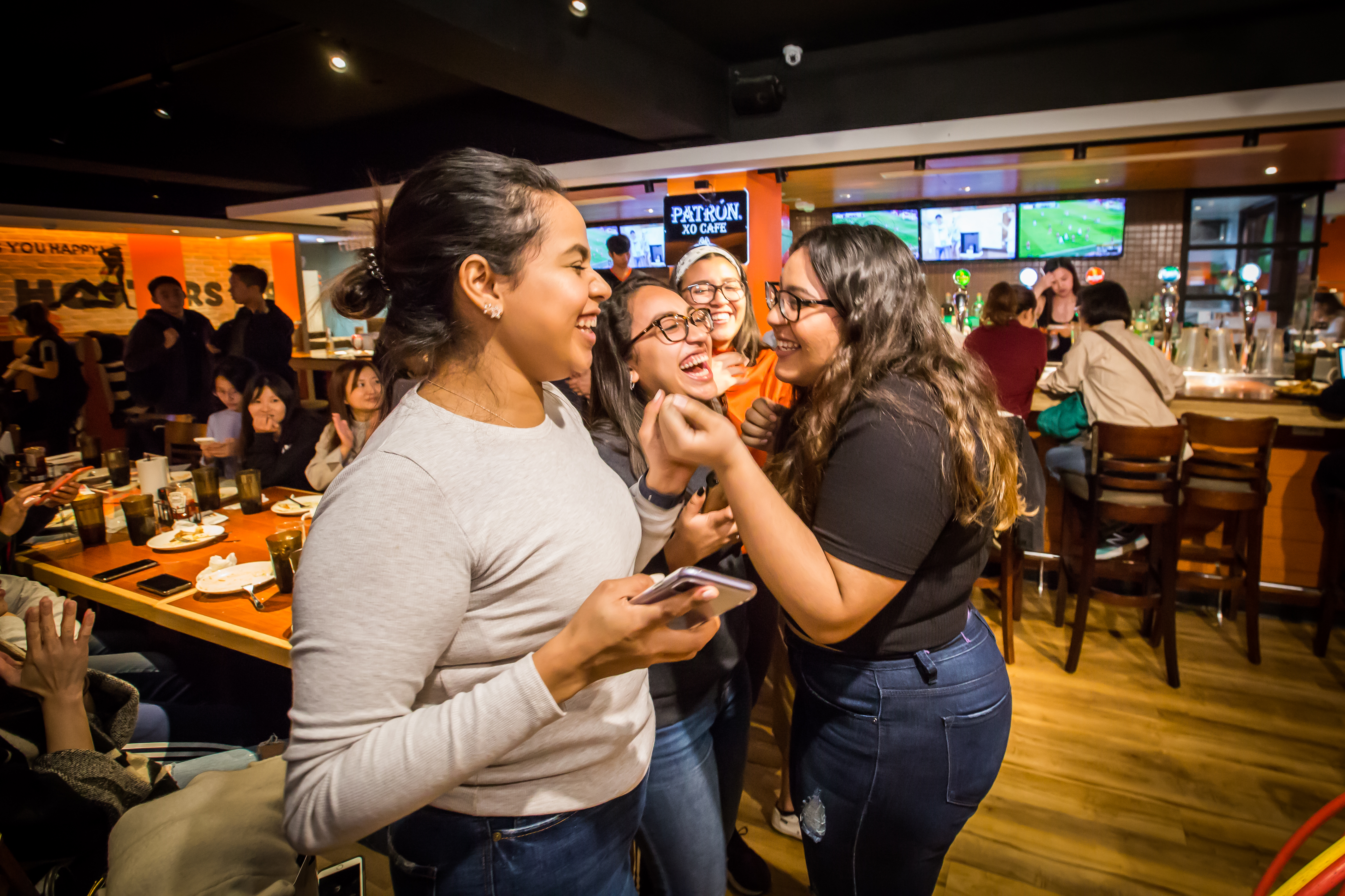 外國女孩來到Hooters慶城店，玩得非常開心。歡樂的氛圍跟一般餐廳很不一樣。