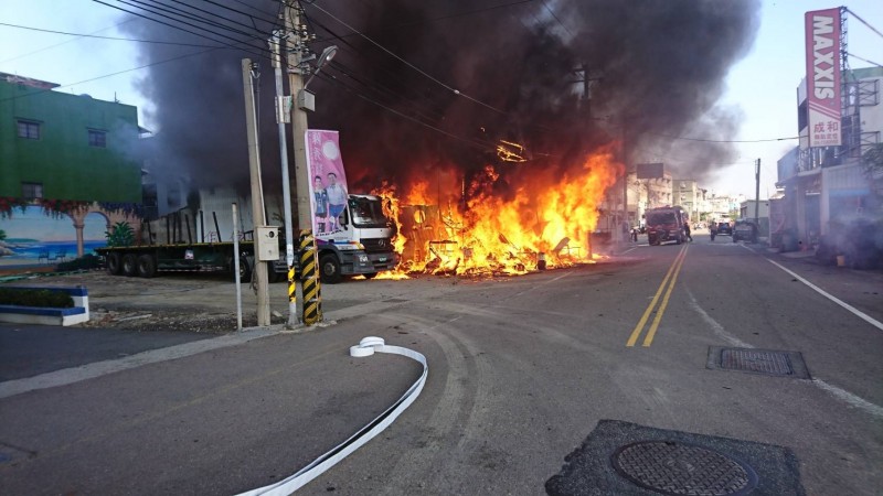 彰化家具維修工廠大火，火勢一發不可收拾。（翻攝畫面）