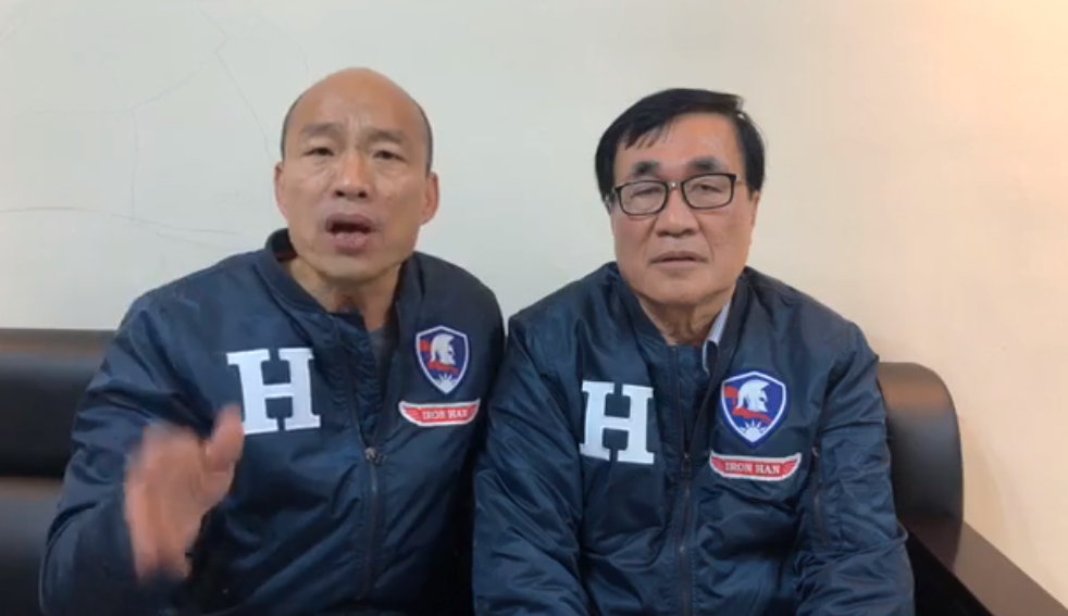 國民黨總統候選人韓國瑜（左）昨（15日）在臉書直播，針對網紅波特王因和總統蔡英文合作拍影片，遭中國合作方解約一事，認為「政治歸政治，經濟歸經濟」，大陸廠商不應該懲罰波特王。（翻攝自韓國瑜臉書）