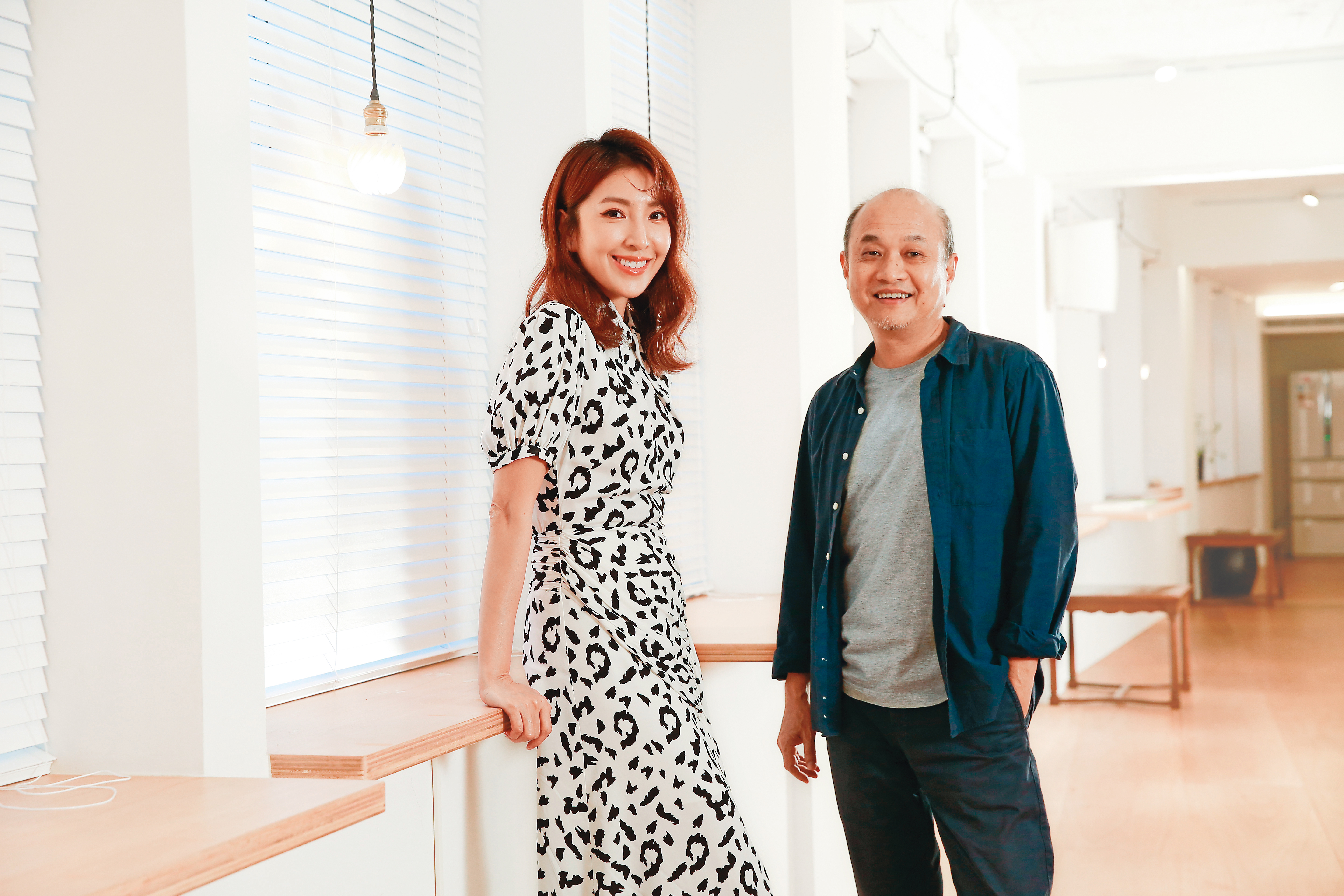 鄭文堂（右）首次與楊謹華（左）合作，一見面就確認她是飾演報社政治組主任的不二人選。