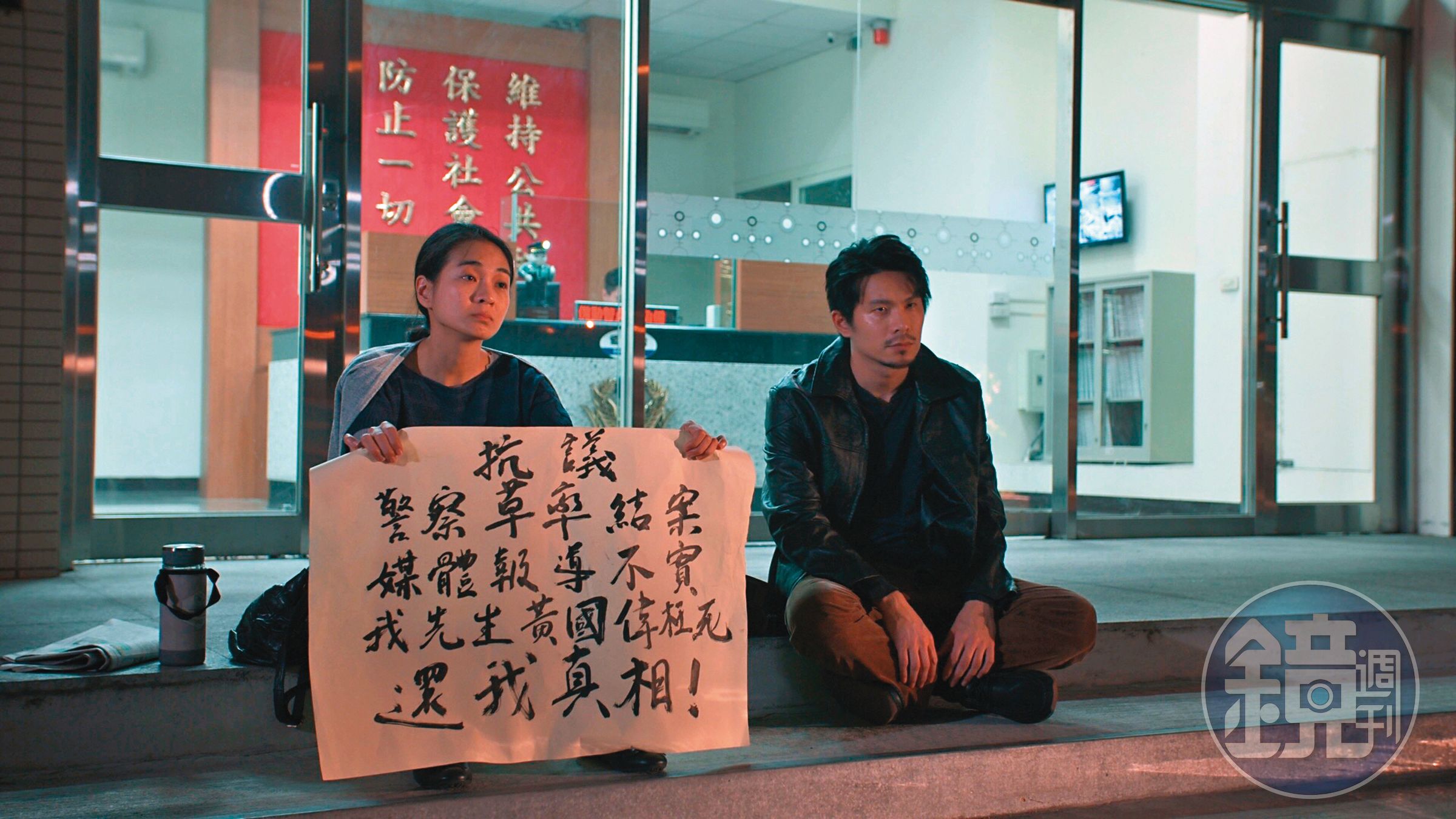姚淳耀（右）在劇中徘徊在道德與現實的邊界，與入圍金馬獎新導演的陳雪甄（左）有多場對手戲。