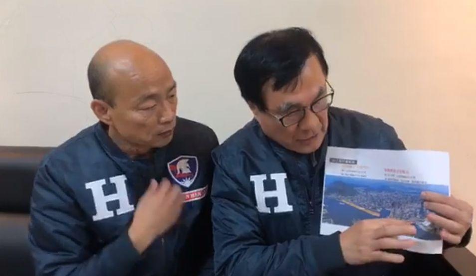 韓國瑜和李四川昨晚開直播大談一年政績，同時砲口對向中央不給錢。（翻攝自韓國瑜臉書）
