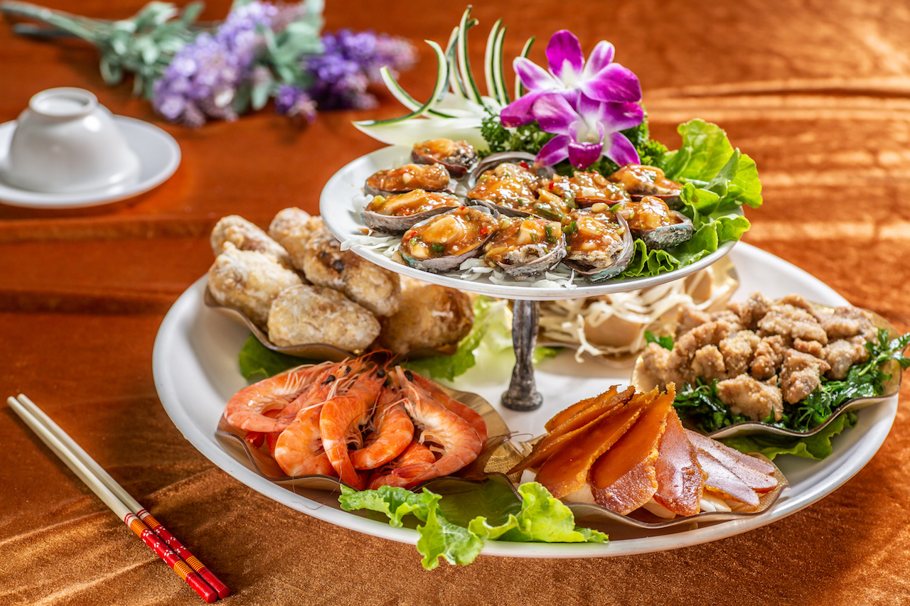 集結五味九孔小鮑魚、烏魚子、炸烏魚胗、白醋鮑魚、白蝦、肉丸的「雙喜龍鳯拼盤」，有魚有肉，歡喜開桌。（8,000元菜色）