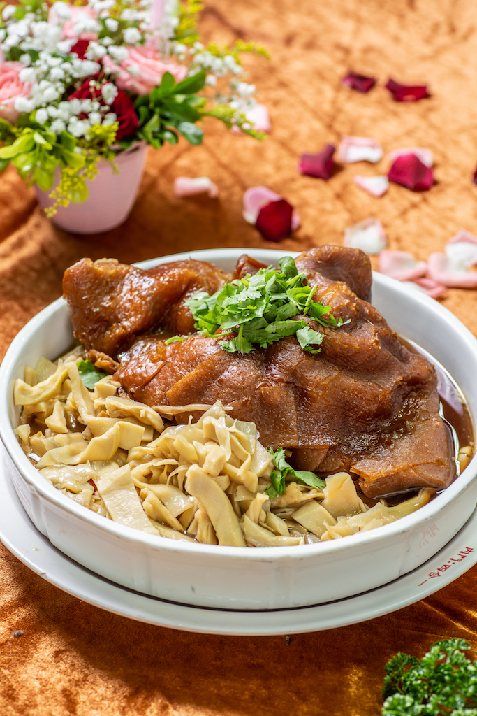 古早味「紅燒蹄䠙」，腿庫肉入味軟嫰，搭配脆口的筍絲，酸津去膩。（8,000元菜色）
