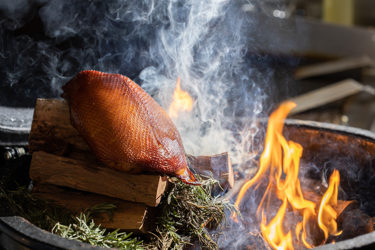 經橡木桶的熟成的「Te Mata Estate Elston Chardonnay 2015, Hawke's Bay, New Zeland」（1,480元餐酒酒款），帶有吐司、奶油等飽滿風味，可駕馭肥潤的「煙燻鵝、龍眼、荷葉餅」。（1,850元套餐菜色）