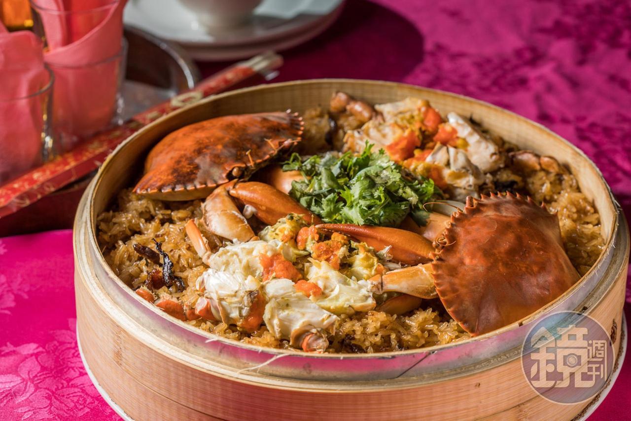 華麗的「紅蟳糯米糕」，米飯吸浸蟹膏、蟹黃精華。（22,800元辦桌菜色）
