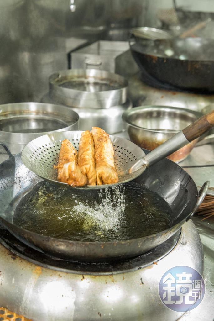 油炸雞捲以豆腐皮包捲剩餘食材下鍋油炸，辦桌料理也保留了早期愛惜食材的精神。