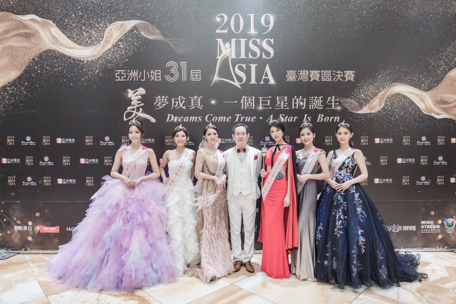 今年8月，翁子涵（左3）參加2019年亞洲小姐台灣賽區選拔，獲大會評選為「完美女神」。(翻攝自網路)