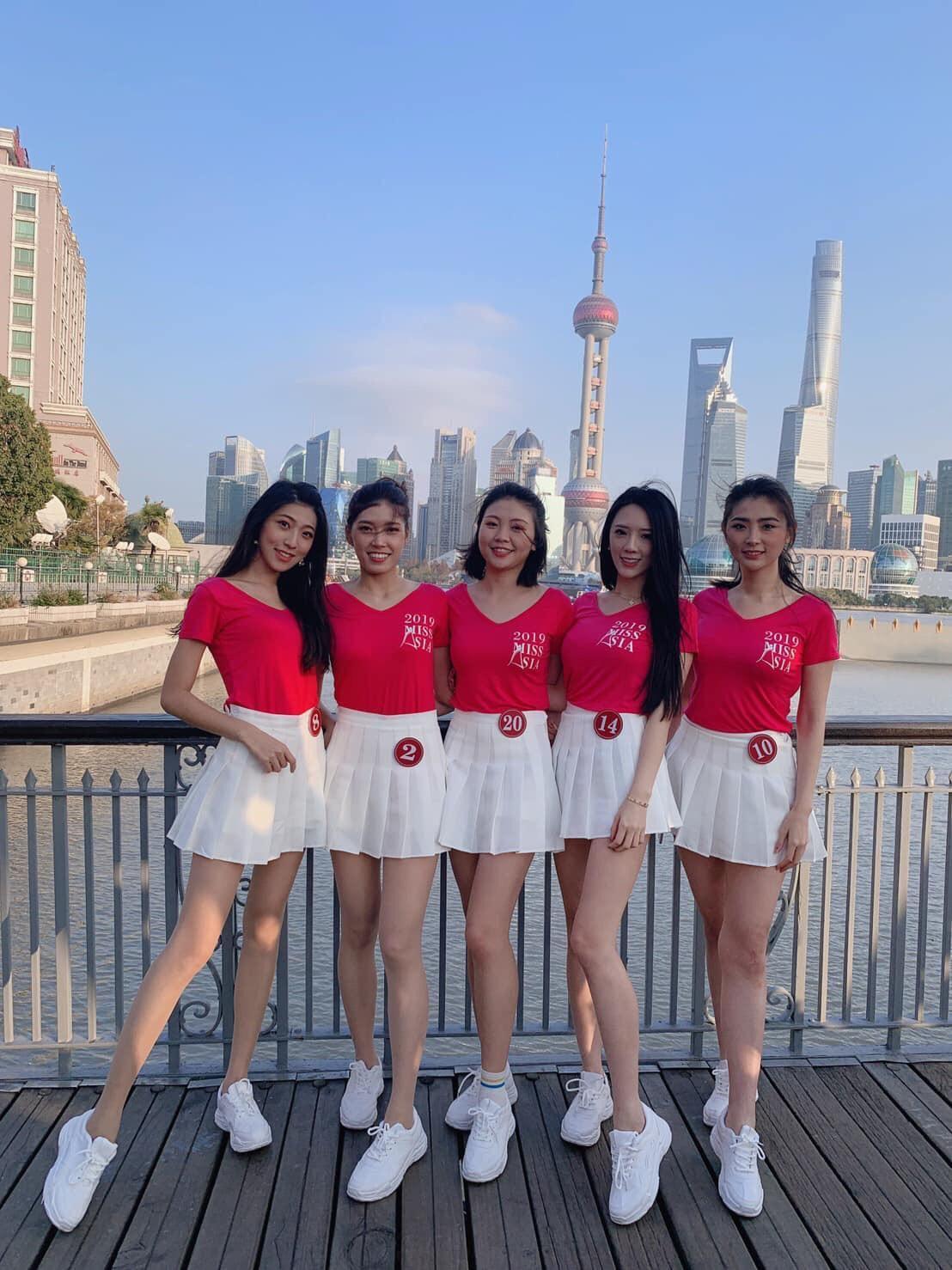 翁子涵（右二）和其他佳麗現身上海準備參加決選，對於之前連環傳出的醜聞絲毫不以為意。（翻攝自網路）