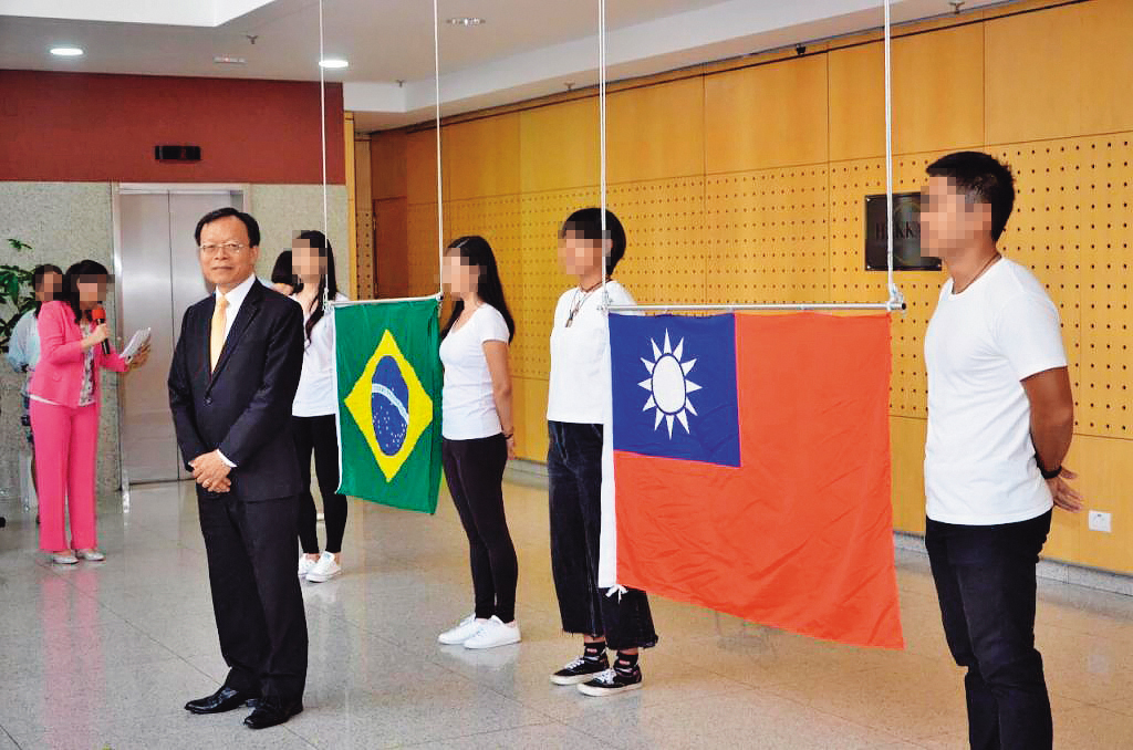 巴西僑界在今年元旦舉辦升旗典禮及團拜活動，齊同祝賀國運昌隆，儀式由巴西辦事處代表何建功主持。（翻攝巴西華人資訊網）