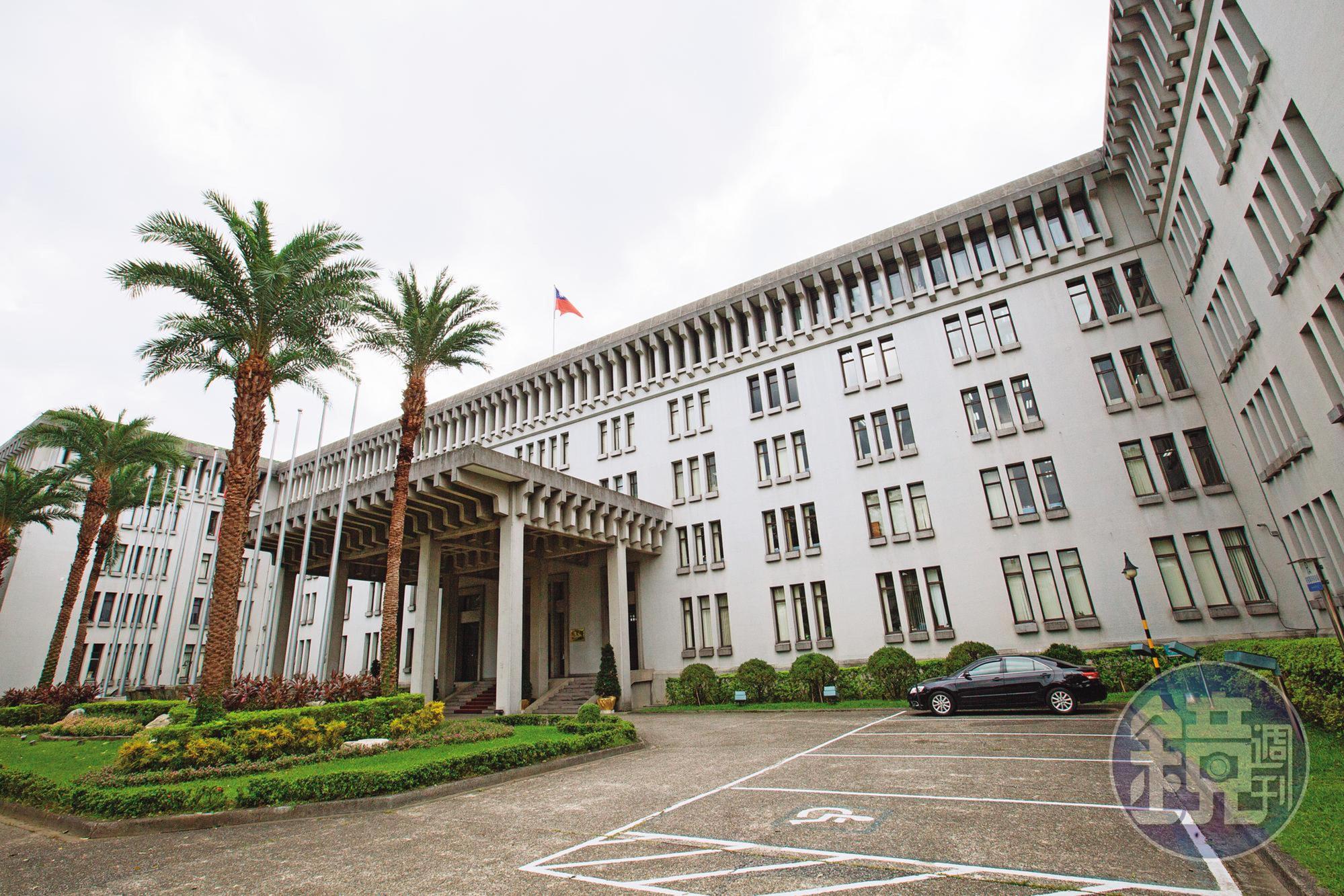 外交官搞上人妻並非首例,外交部也曾有官員與已婚的大學同學有染,性交達50次,遭合併判刑8個月,得易科罰金,免於牢獄之災。(本刊資料照)