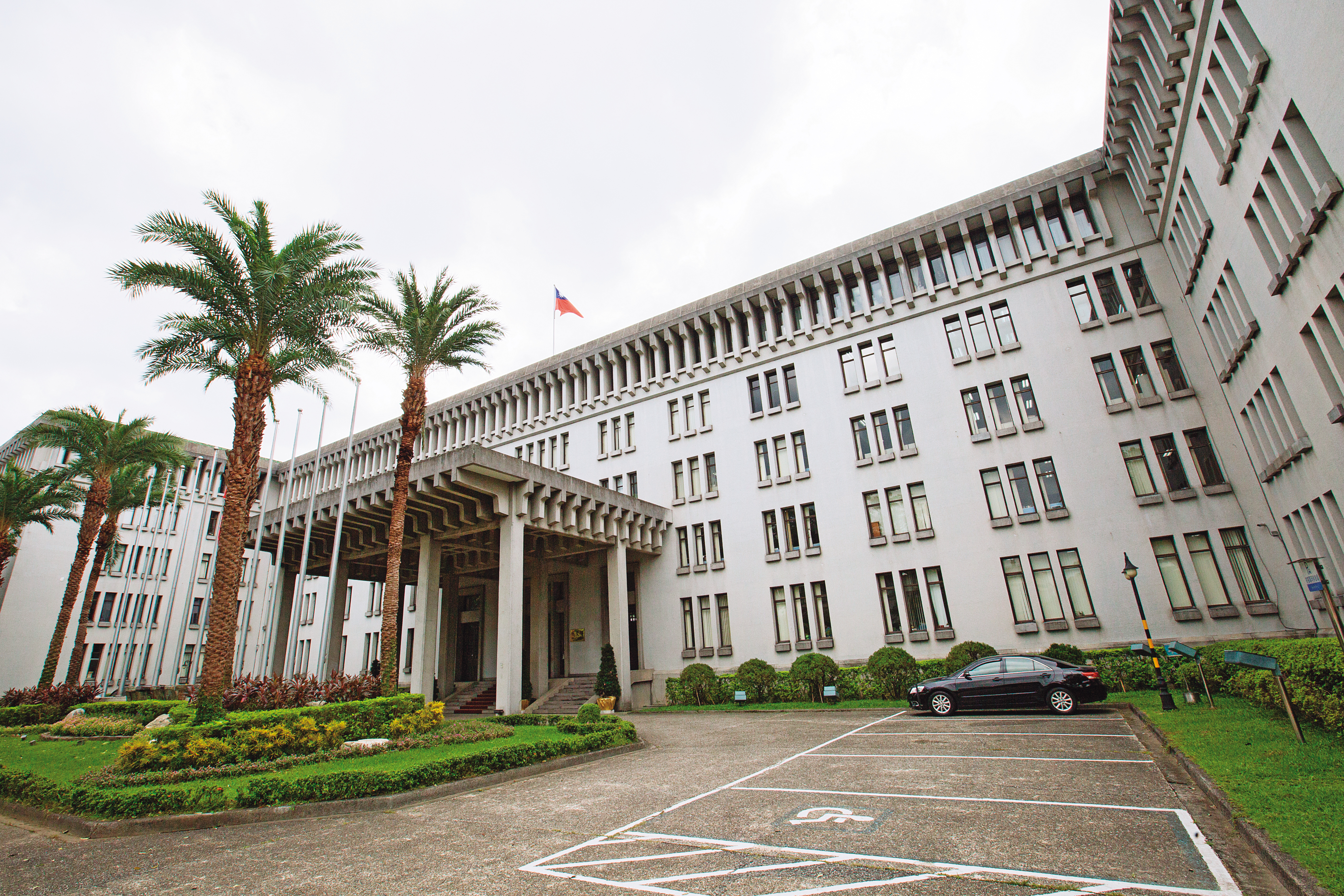 外交官搞上人妻並非首例，外交部也曾有官員與已婚的大學同學有染，性交達50次，遭合併判刑8個月，得易科罰金，免於牢獄之災。（本刊資料照）