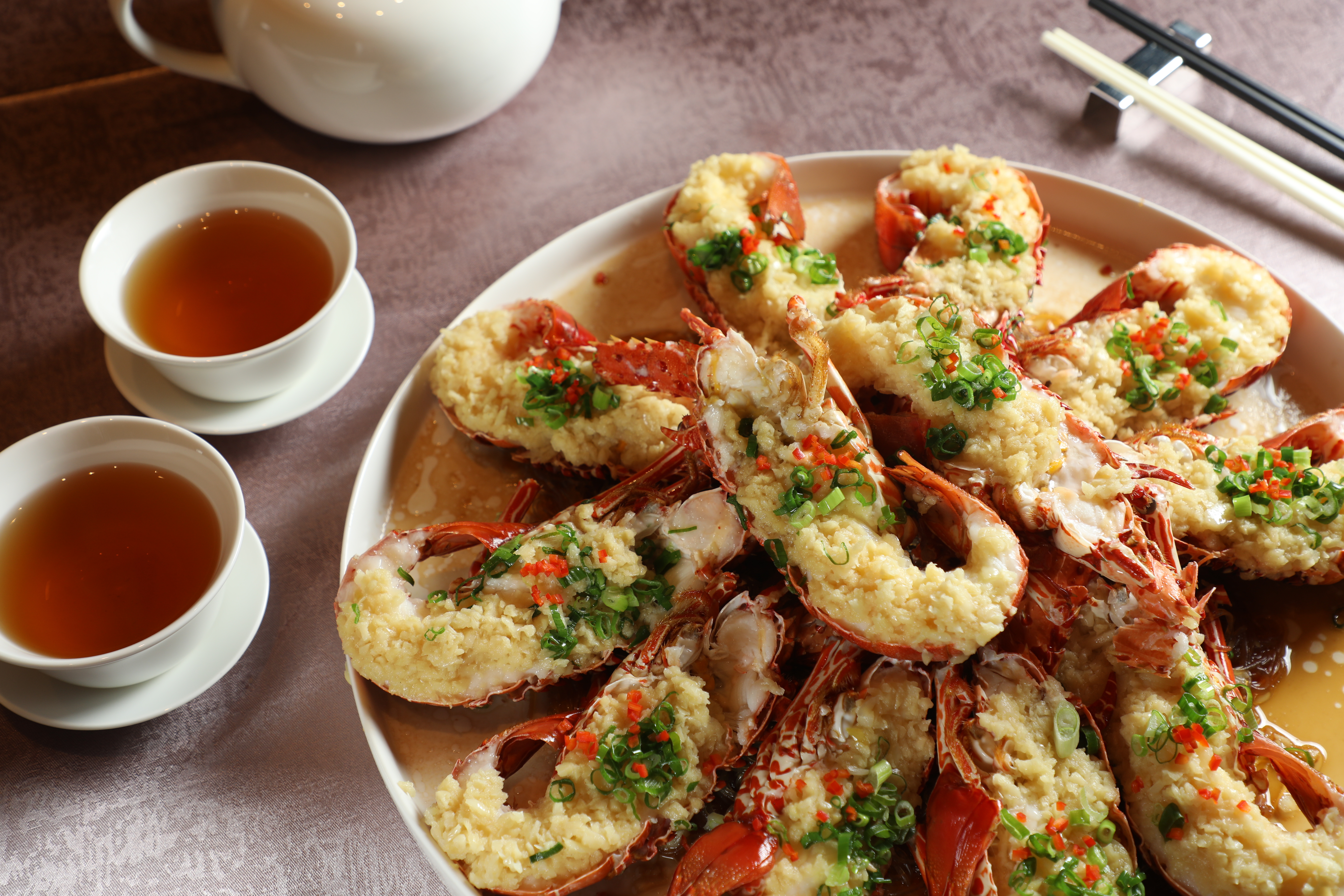 「金銀蒜蒸龍蝦」特選約400公克重的澎湖本地龍蝦製作，肉質Q彈紮實，蒜香濃郁、微微辛辣。（32,800元桌菜菜色）