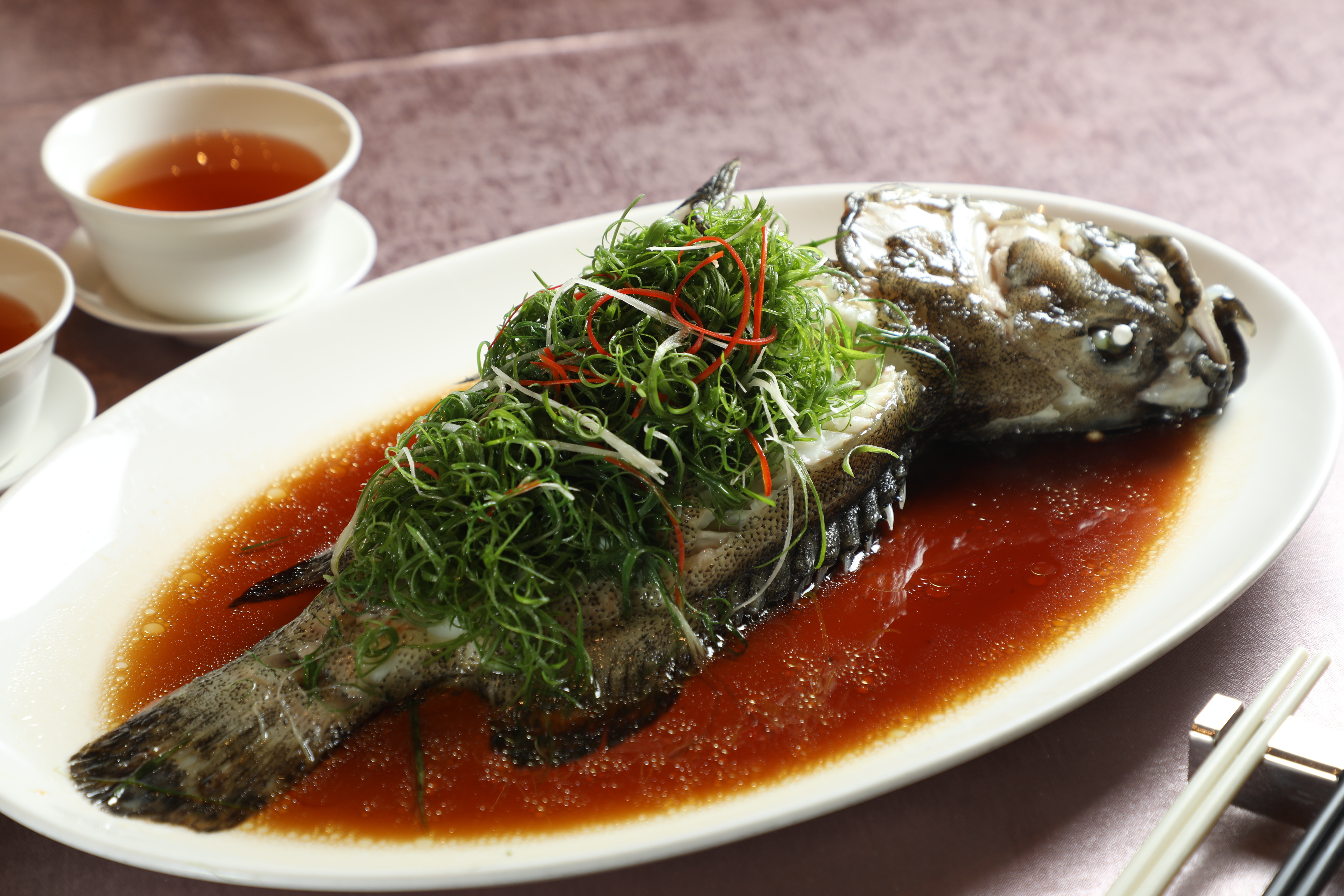 「清蒸老虎斑」以醬油、冰糖、少許老抽和魚露調成的醬汁蒸魚，肉質非常細嫩，湯汁甘甜提鮮。（28,800元桌菜菜色）