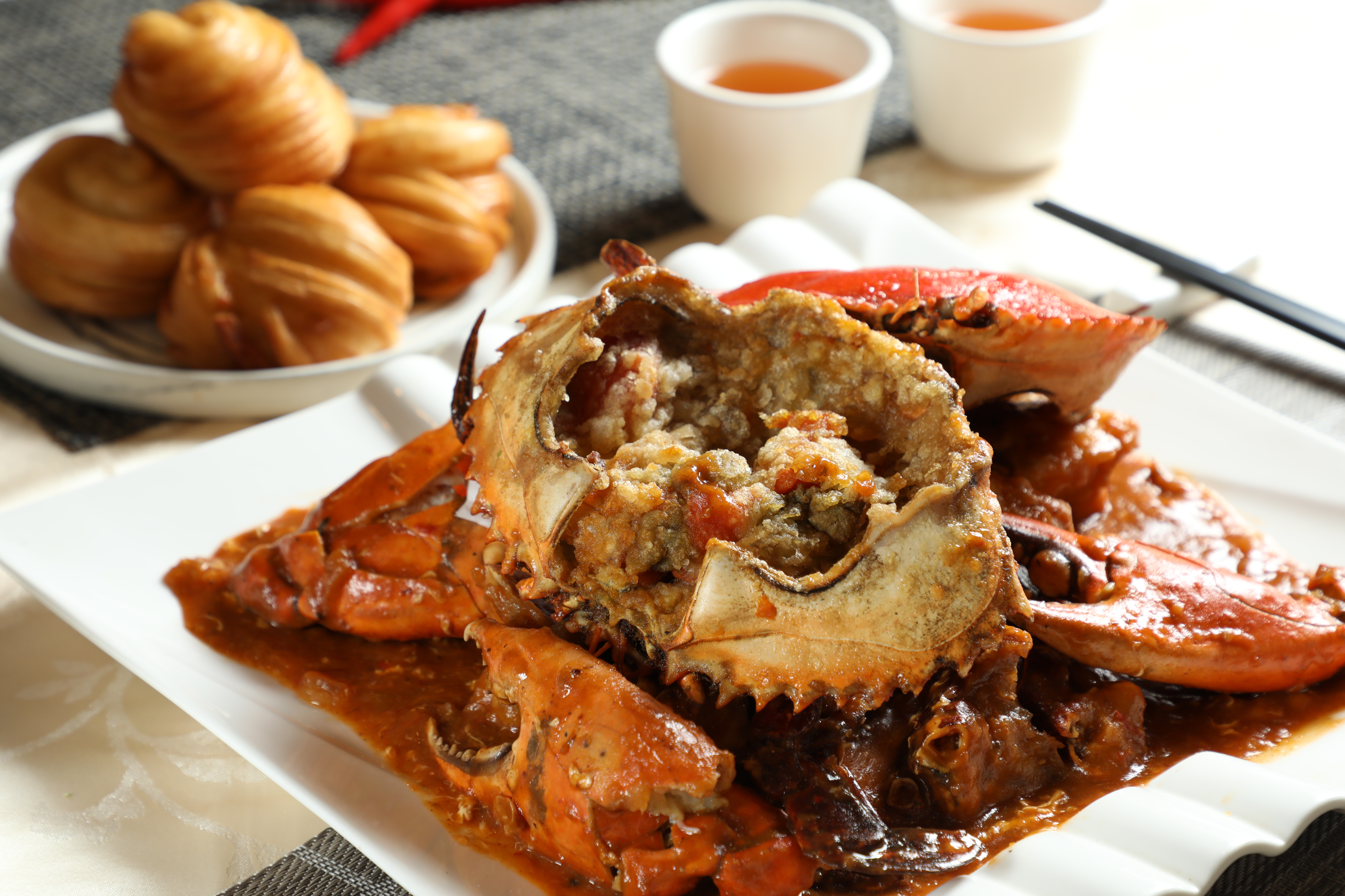 「龍少爺港式海鮮」的海鮮食材幾乎都是從澎湖空運而來，而且都是活跳跳的，以粵式手法烹煮，鮮美夠味。