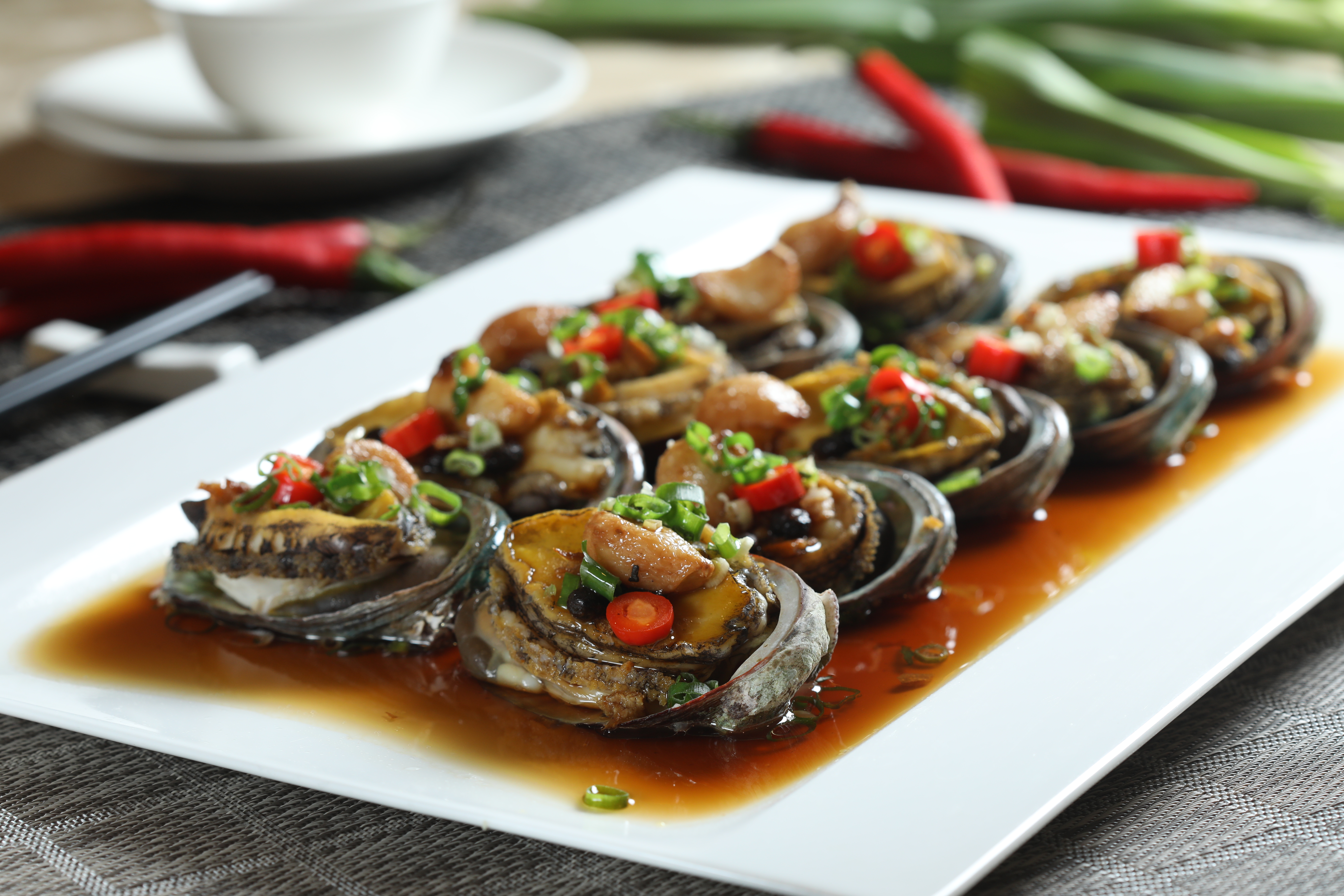 「鼓椒果皮鮑魚」口感脆彈，豆豉香氣足。（6,000元桌菜菜色）