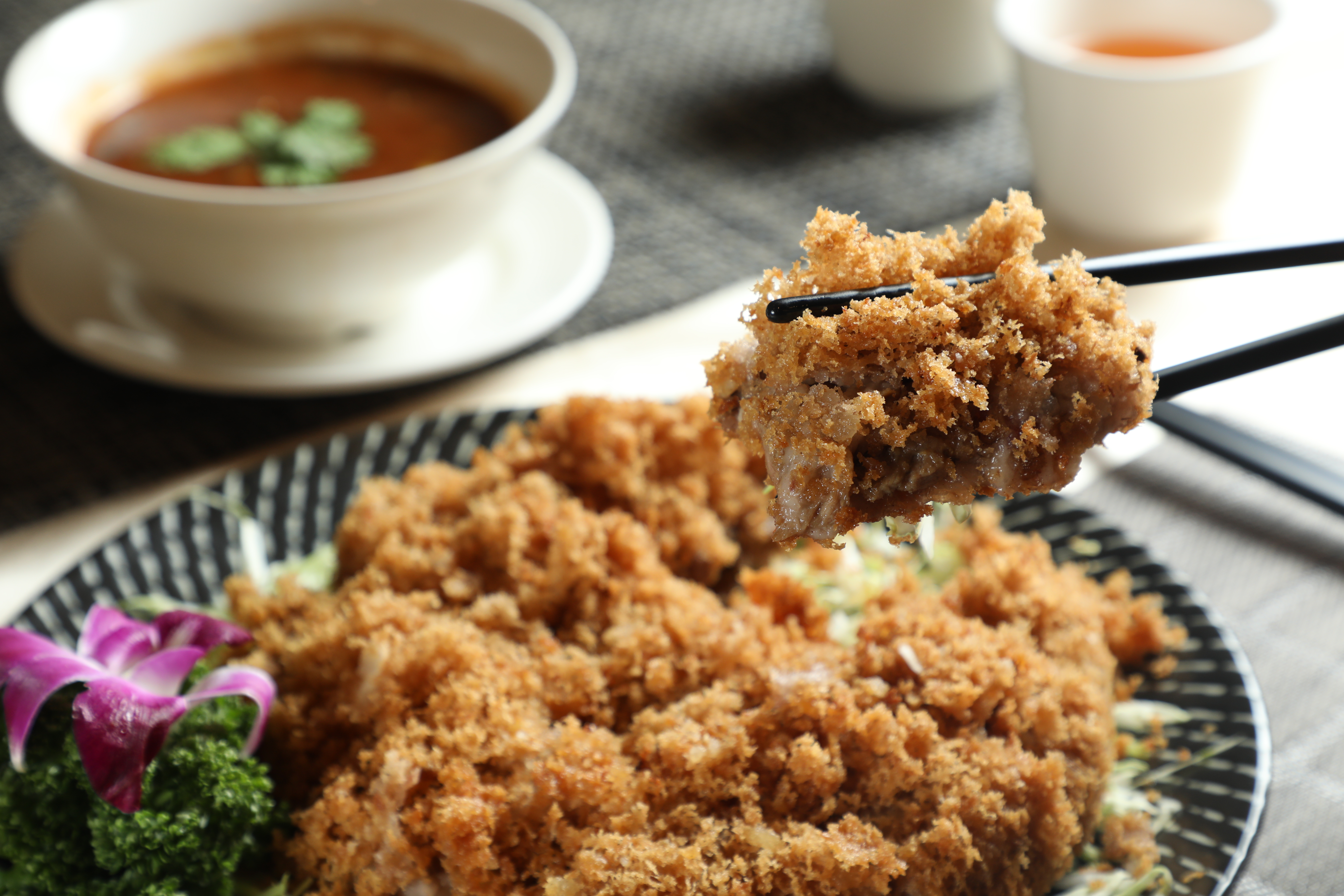 「香酥芋頭鴨」是將紅面鴨滷12小時後，去骨取肉，接著用芋泥包裹鴨肉和港式臘腸，再下鍋炸，酥化脆口、鬆綿有味。（6,000元桌菜菜色）
