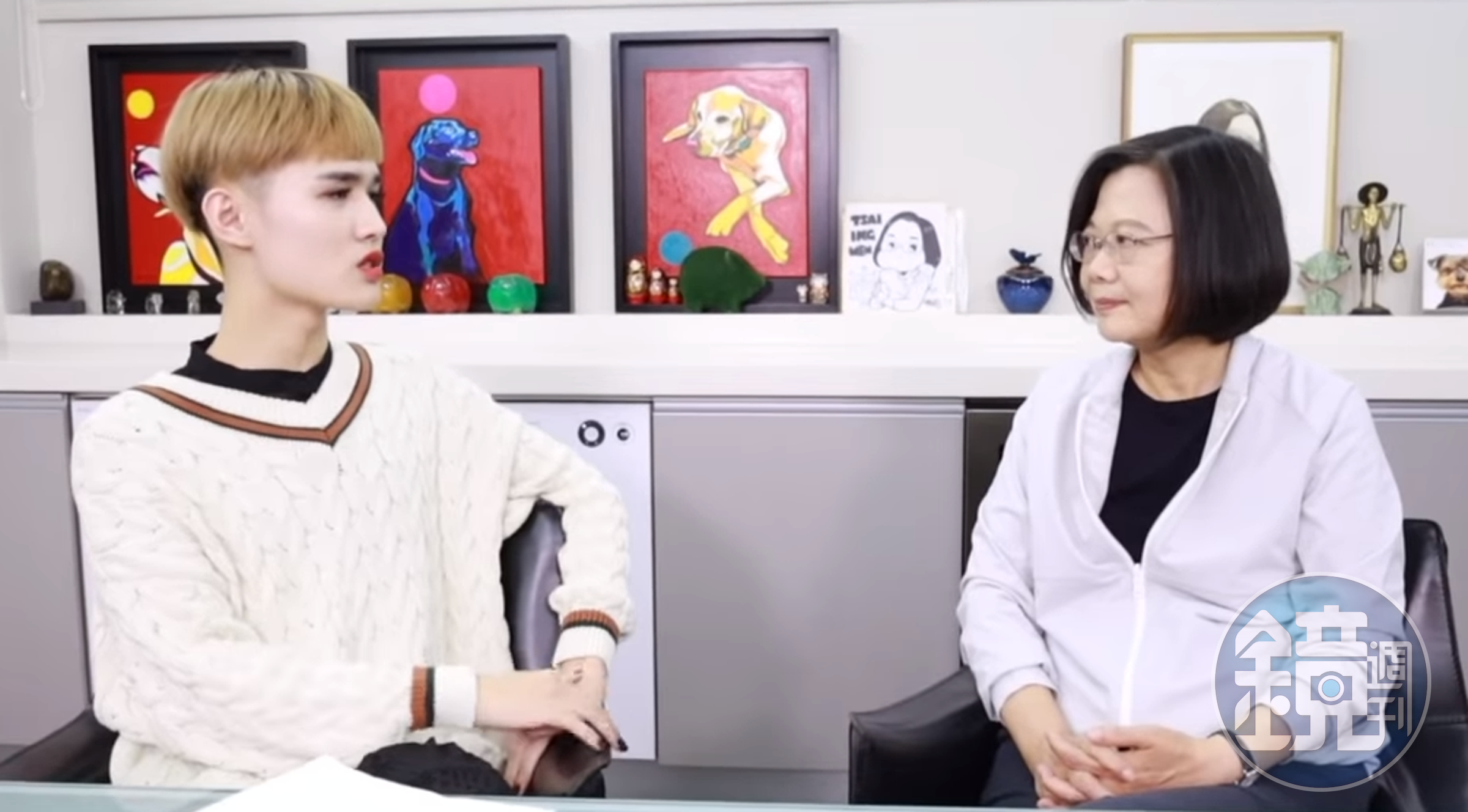 蔡英文和鍾明軒合拍影片，讓不少中國和香港網友也留言讚「台灣人有這樣的總統很幸福」。（翻攝自鍾明軒YouTube）