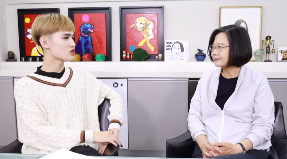 蔡英文和鍾明軒合拍影片，讓不少中國和香港網友也留言讚「台灣人有這樣的總統很幸福」。（翻攝自鍾明軒YouTube）