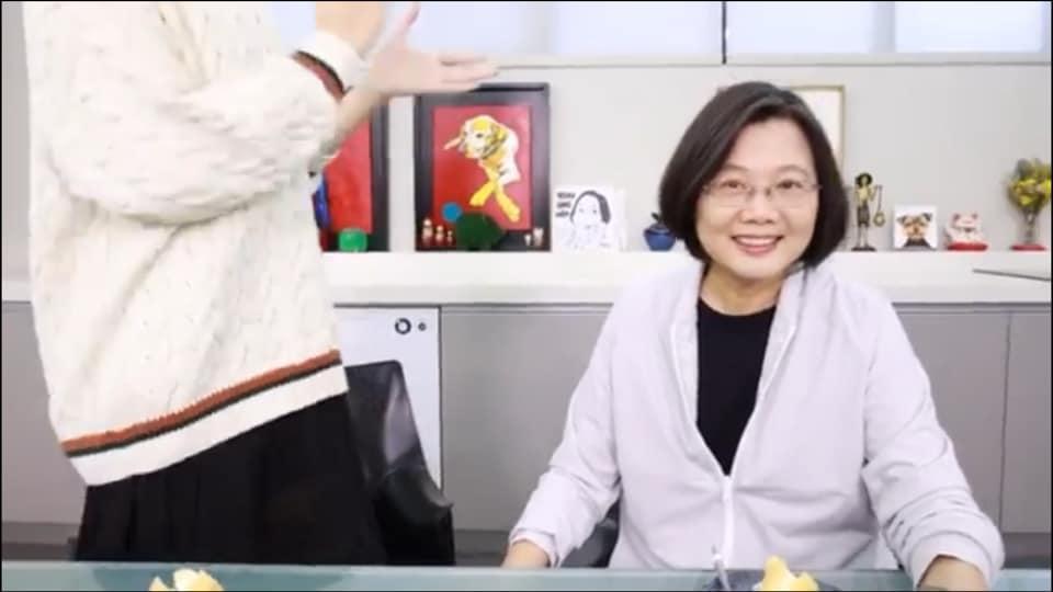 鍾明軒在結尾稱不喜歡就滾開，讓一旁的蔡英文聽了當場「傻眼」。（翻攝自鍾明軒YouTube）