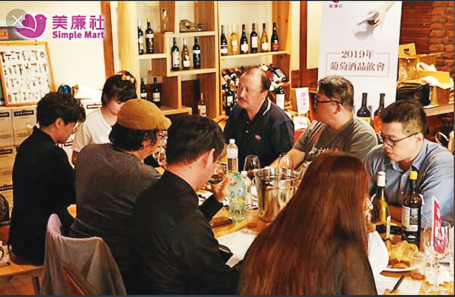 美廉社近年十分重視酒品銷售,找來不少專家推薦,企圖打造「巷口酒窖」的形象。