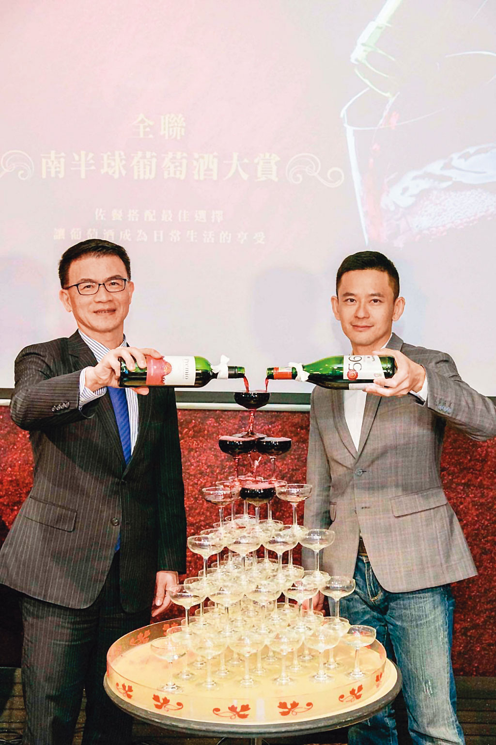 在酒品推廣很用心的全聯,找來葡萄酒專家林才右(右)協力行銷。