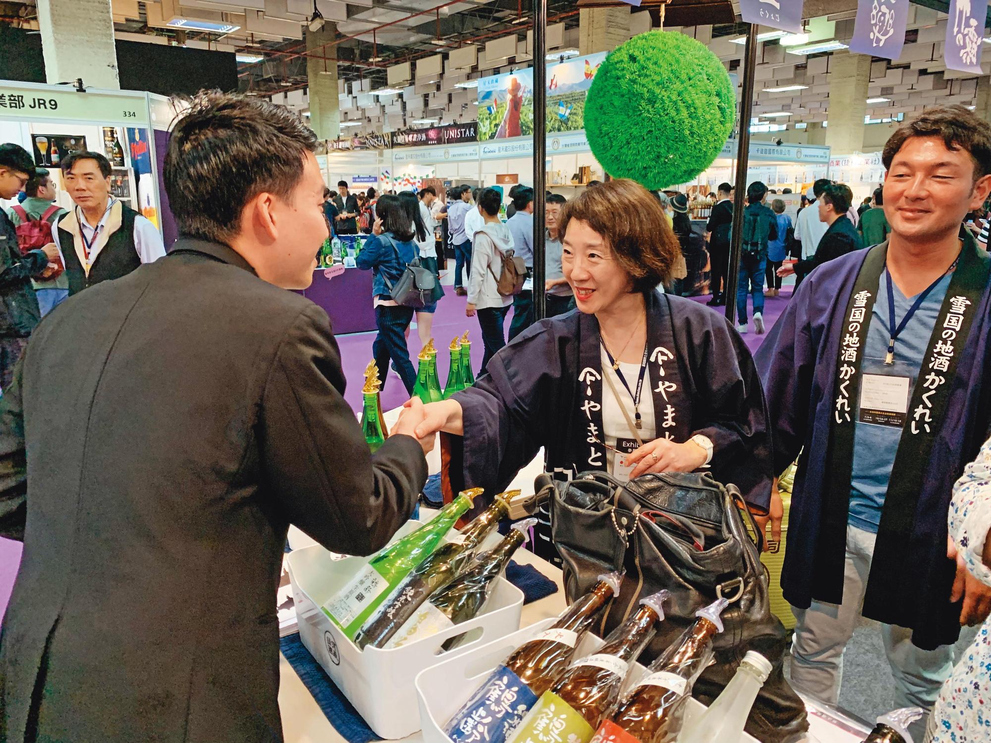 綠芽搭清酒熱潮上位,4月台北國際酒展上,旗下酒造的日本人幾乎都來台造勢,誠意十足。