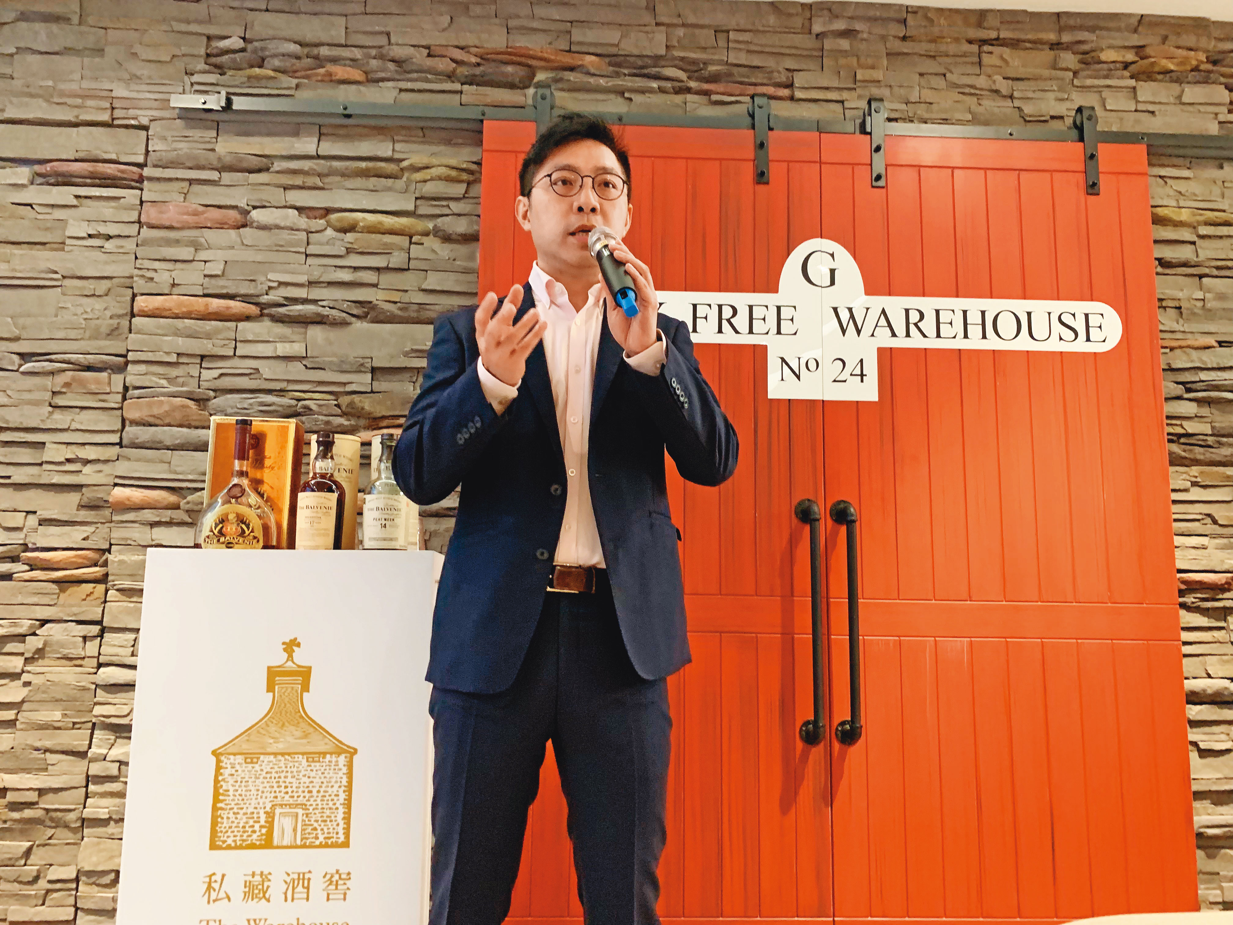 格蘭父子行銷總監李正祜在北市仁愛路的百富台北私藏酒窖開幕時，說明品牌精神與酒窖的作用功能。