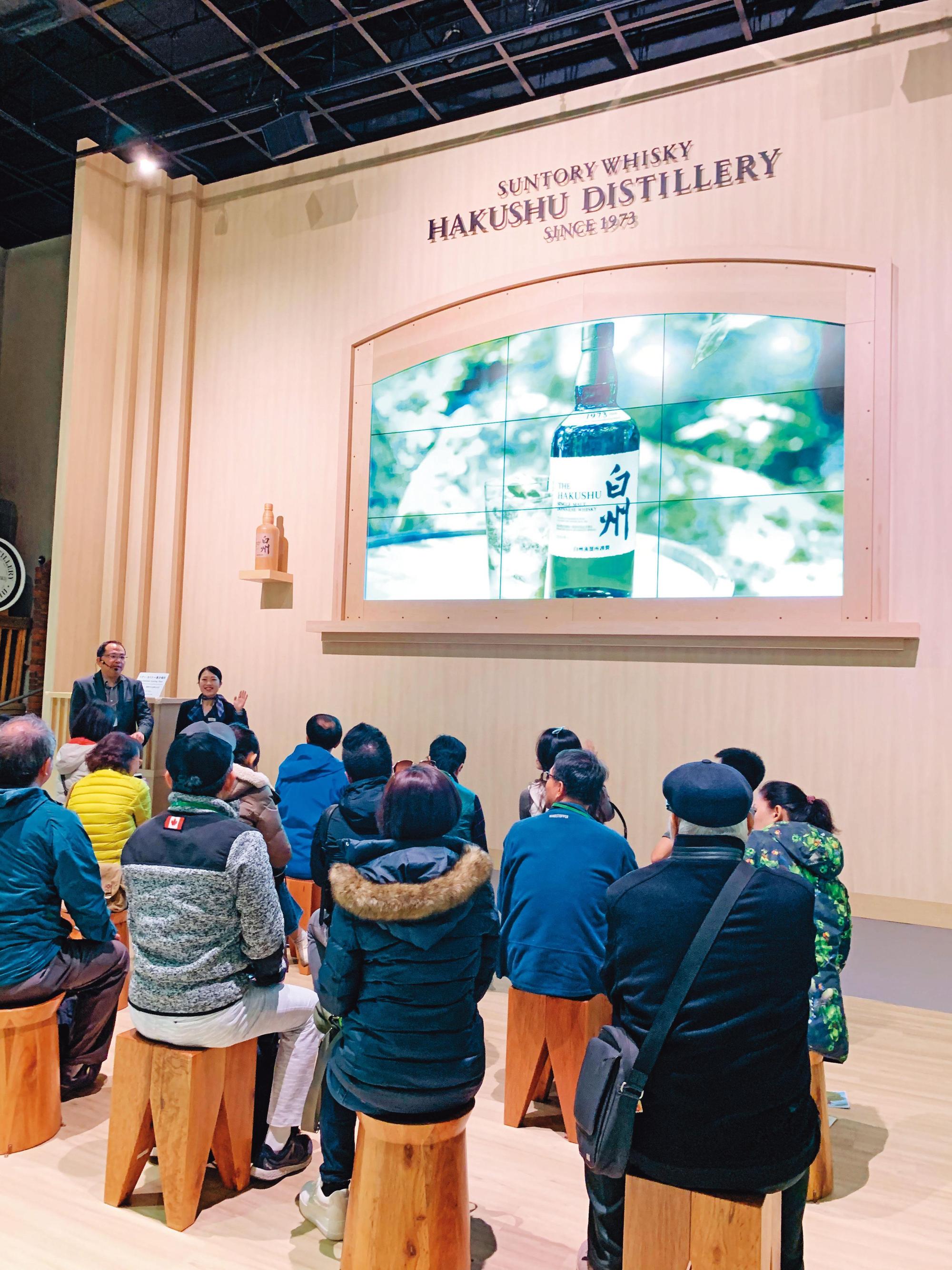 能與品酒同好一起造訪酒廠,是很幸福的事。圖為「微醺關東」於白州蒸餾廠聽解說時所攝。