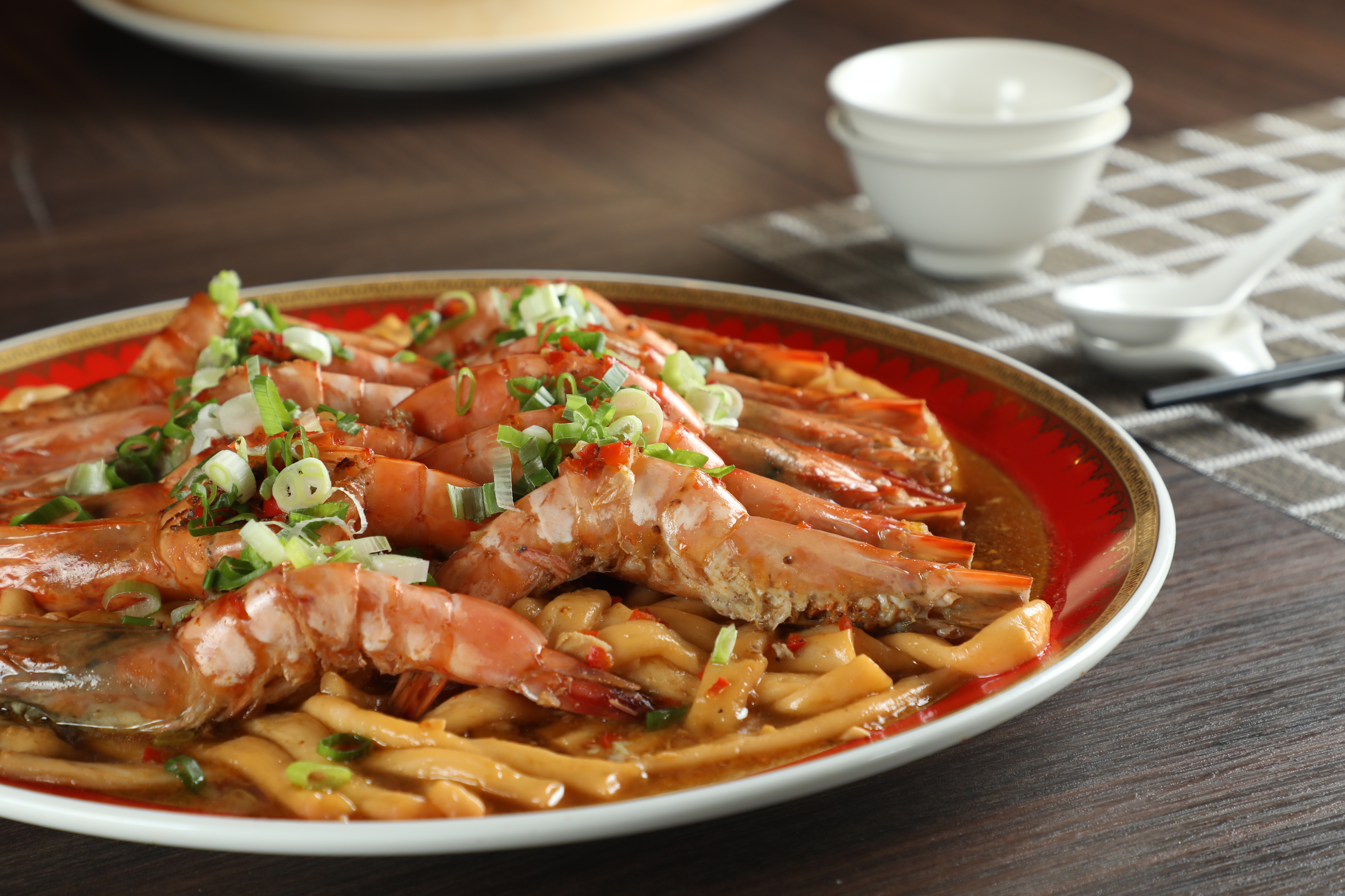 「亞太飯店」的宴會廳主打融入台菜元素的粵式料理。