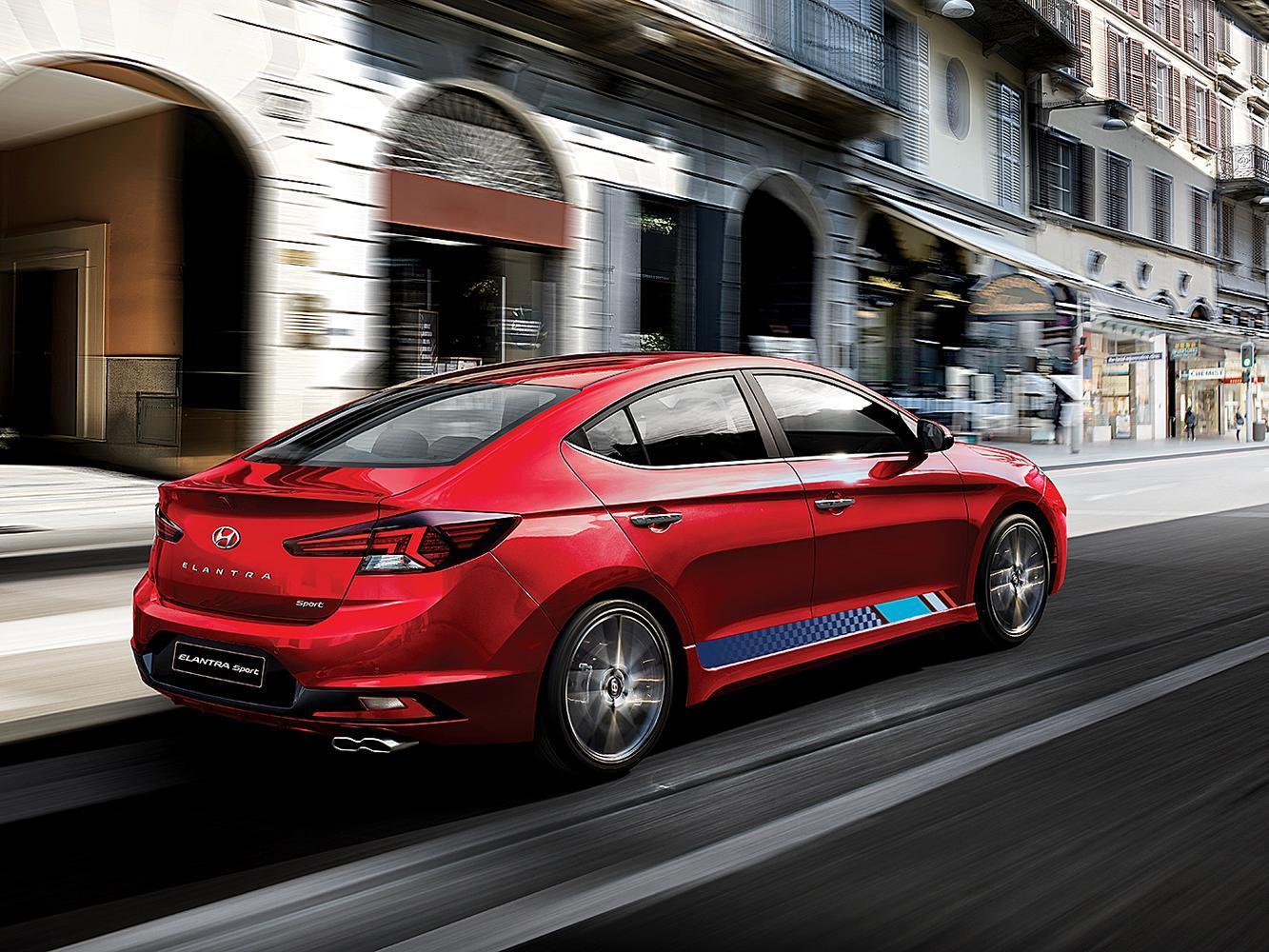 全新ELANTRA Sport WRC冠軍紀念版，建議售價76.9萬元起（此售價為配合政府舊換新補助）。）