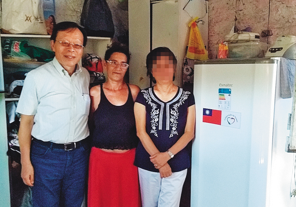 巴西東部上月洪水肆虐，何建功（左）與妻子（右）代表政府捐贈大批物資，成功展現人道外交，如今卻遭爆與部屬妻子有染。（翻攝巴西辦事處官網）