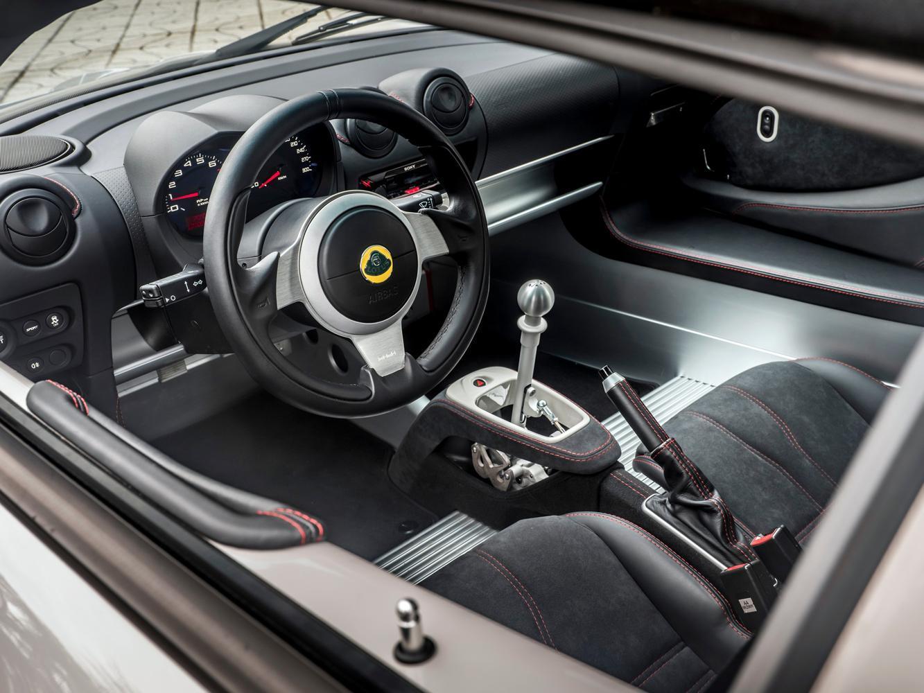 Lotus Elise Sport 220內裝特寫。