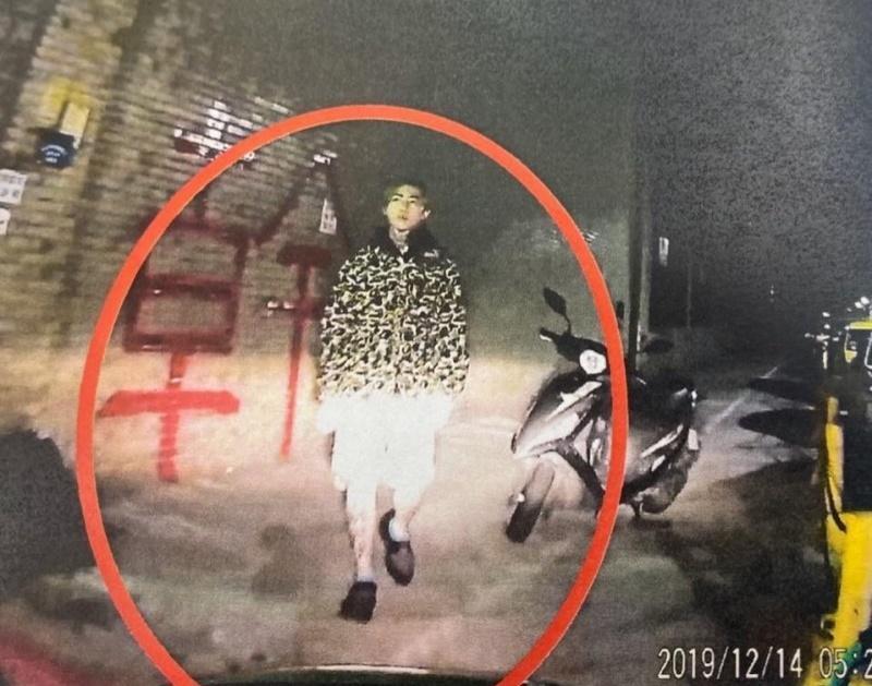 謝和弦14日凌晨到中時大樓外牆噴漆,被路過的民眾發現報案。(翻攝畫面)