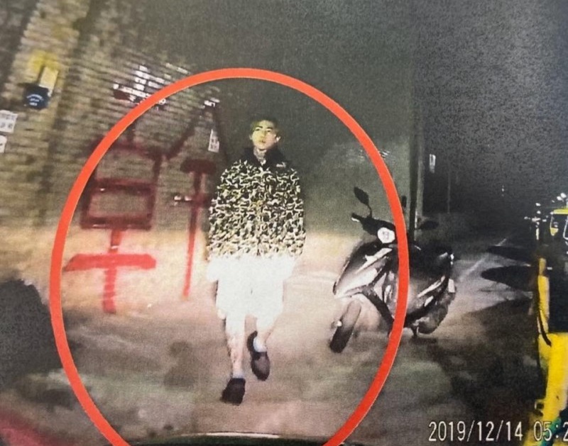 謝和弦14日凌晨到中時大樓外牆噴漆，被路過的民眾發現報案。（翻攝畫面）