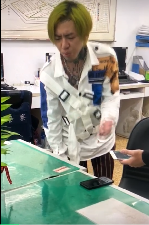 謝和弦16日中午再度造訪派出所，還唱歌給警方聽。（翻攝畫面）