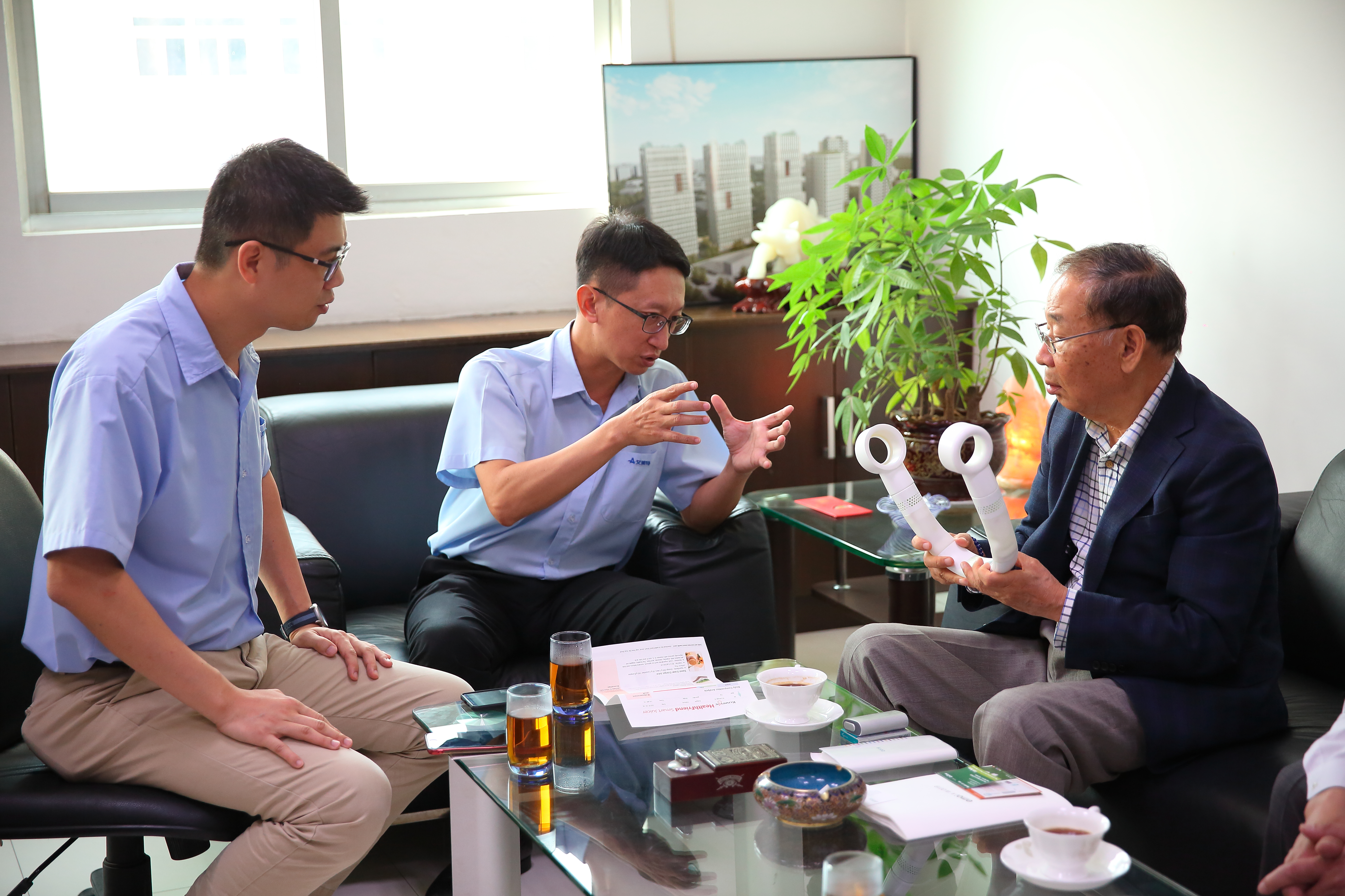 艾美特總經理林永昌（左）表示，艾美特明年將進軍東南亞市場，估業績目標占外銷比重2到3成，中為艾美特董事長史瑞斌。